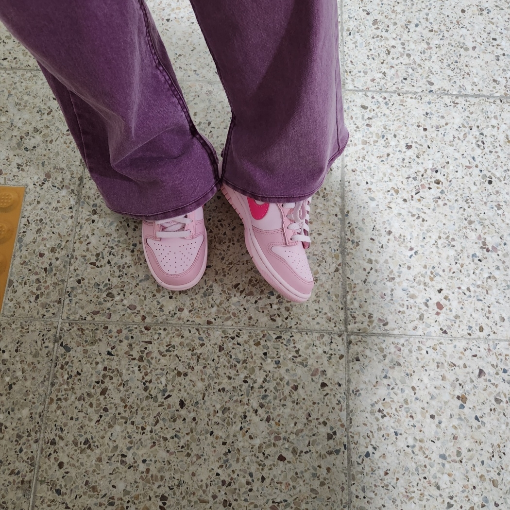 (GS) Nike Dunk Low Triple Pink 착용 스타일 - 3
