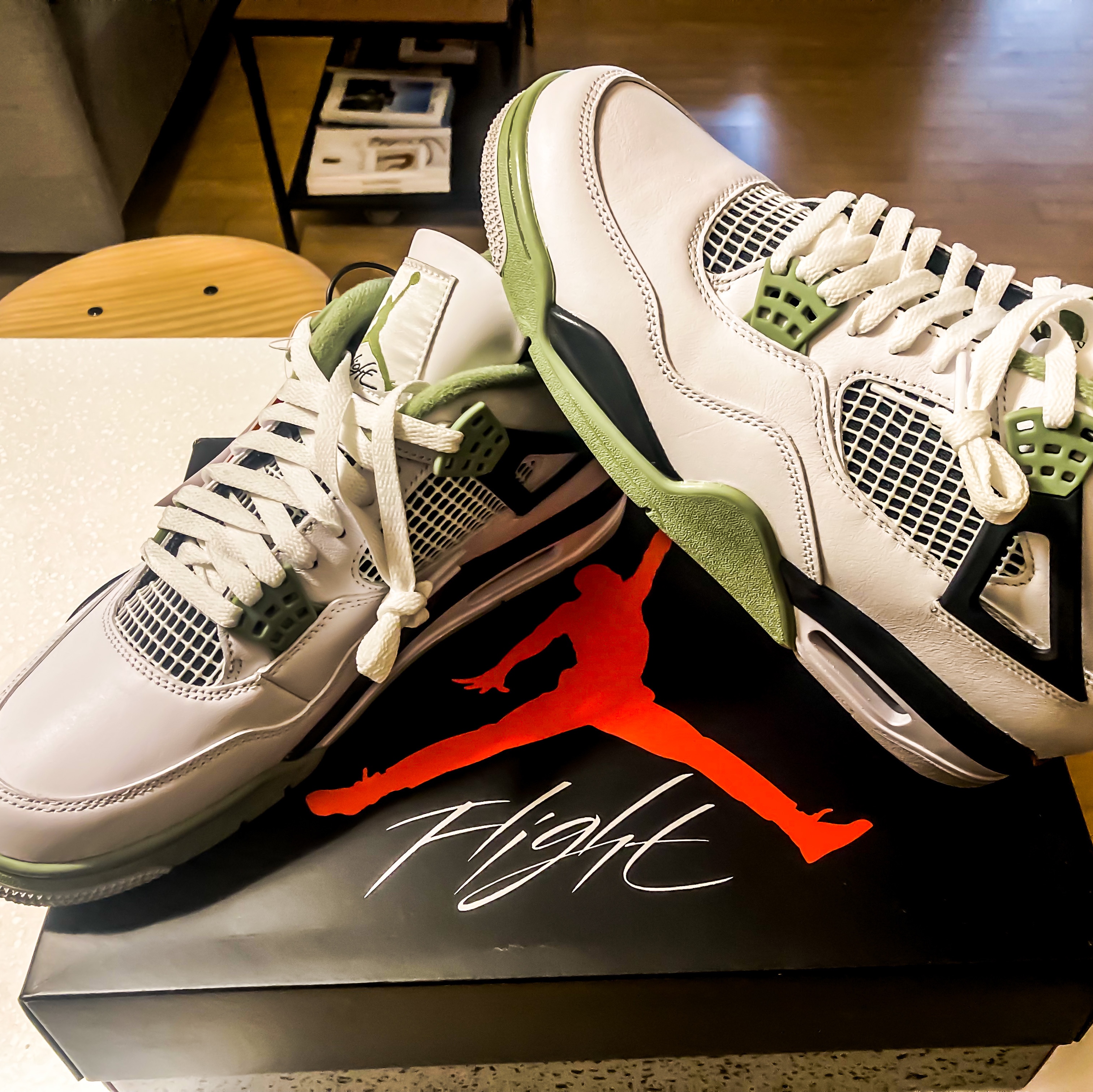 (W) Jordan 4 Retro Oil Green 착용 스타일