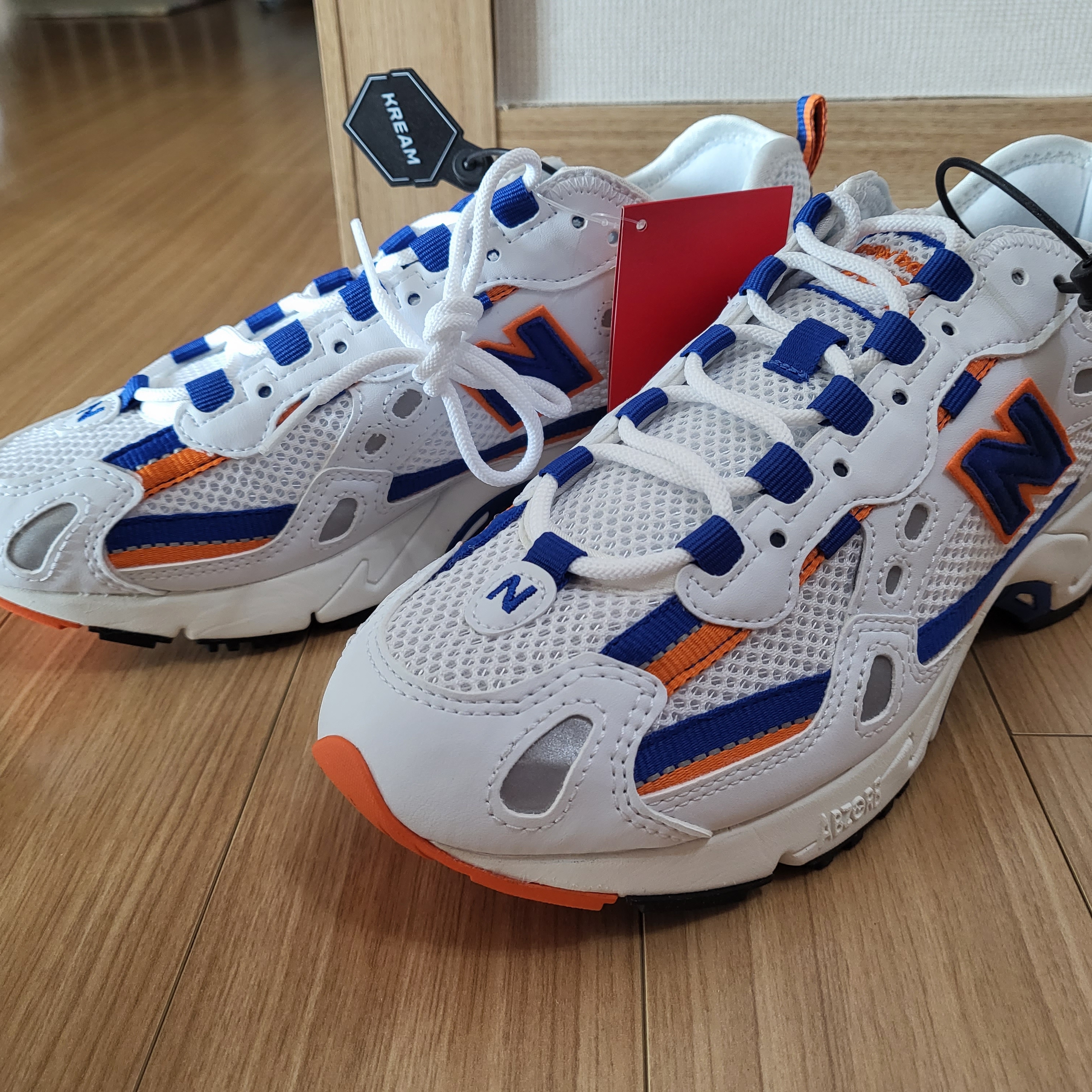 New Balance 827 Blue Orange 착용 스타일 - 1