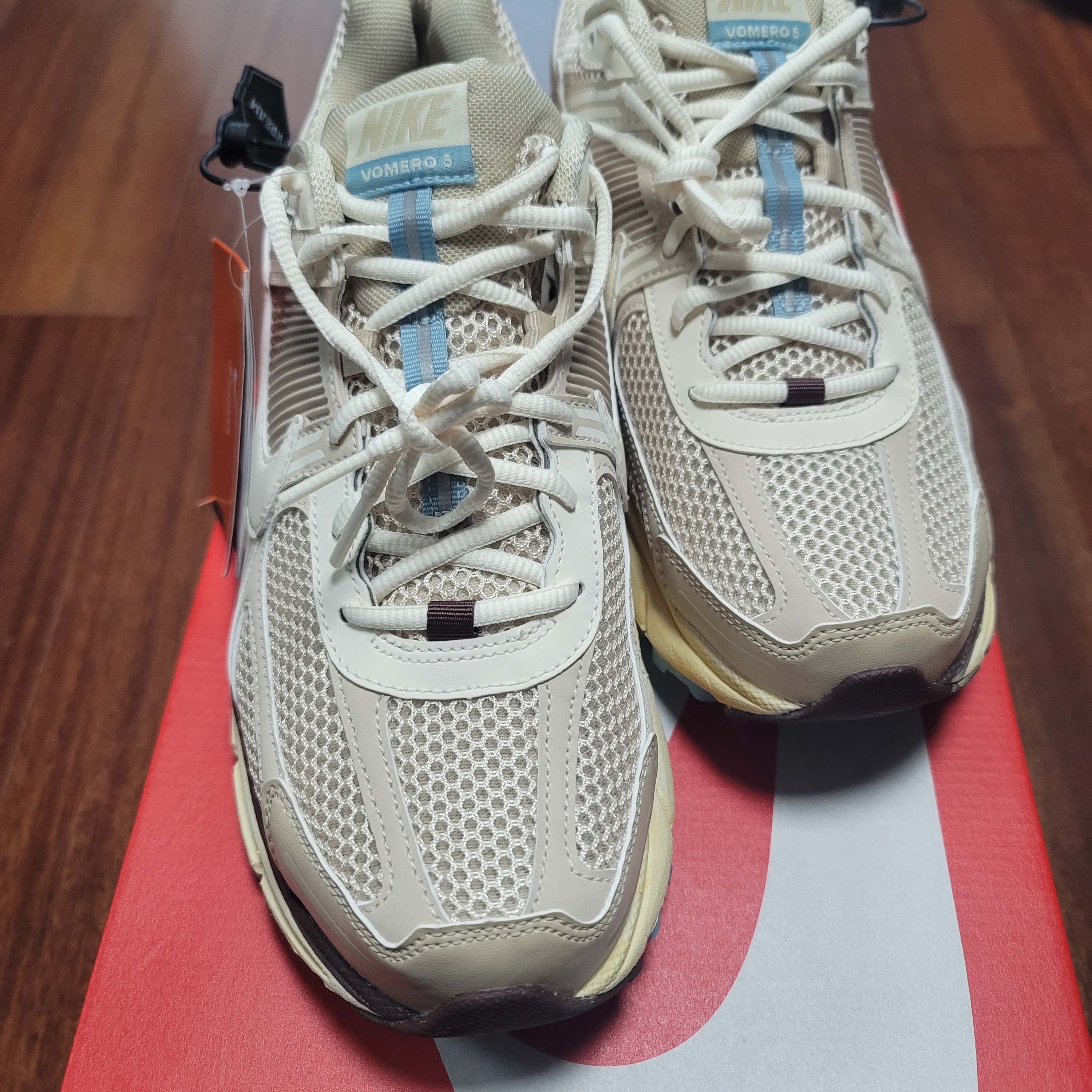 (W) Nike Zoom Vomero 5 Oatmeal 착용 스타일 - 3