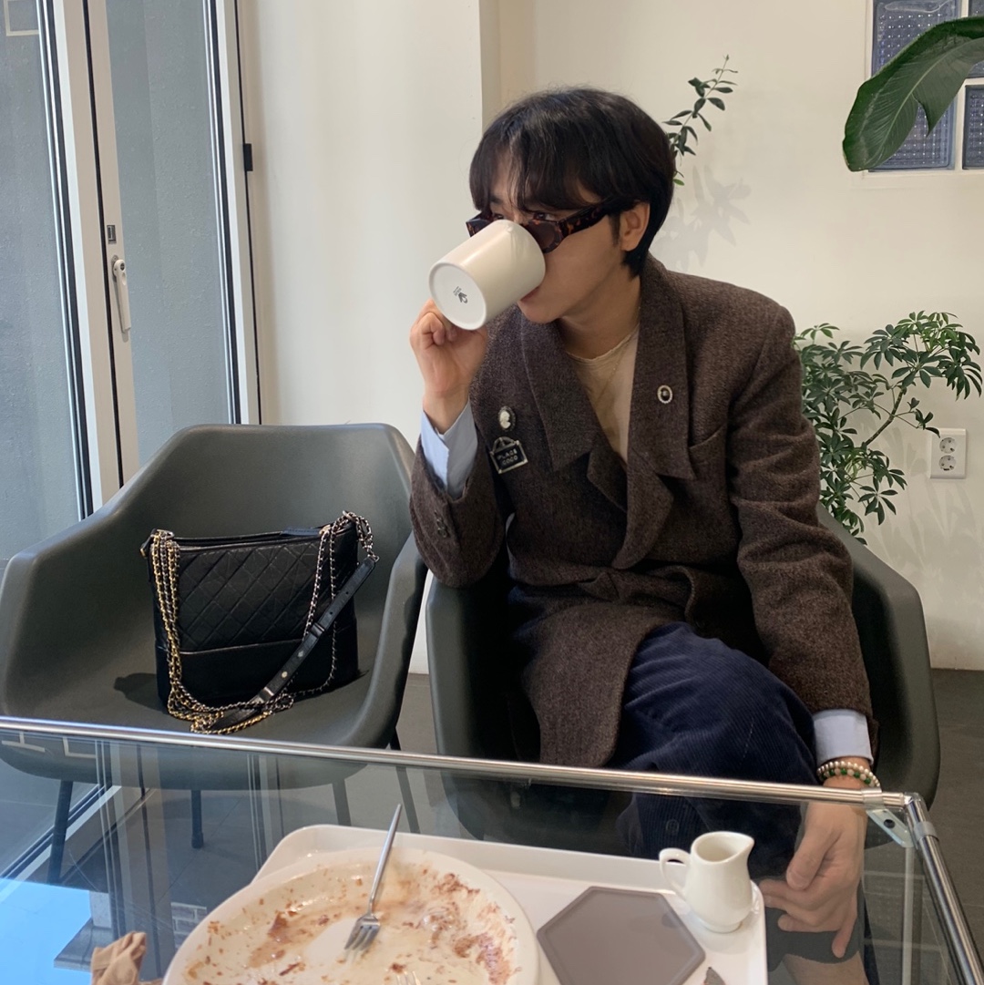 Chanel Gabrielle Large Hobo Bag Aged Calfskin & Gold Black, Maison Mihara Yasuhiro Peterson OG Sole Over Dyed Low-top Sneakers Black 착용 스타일 - 1