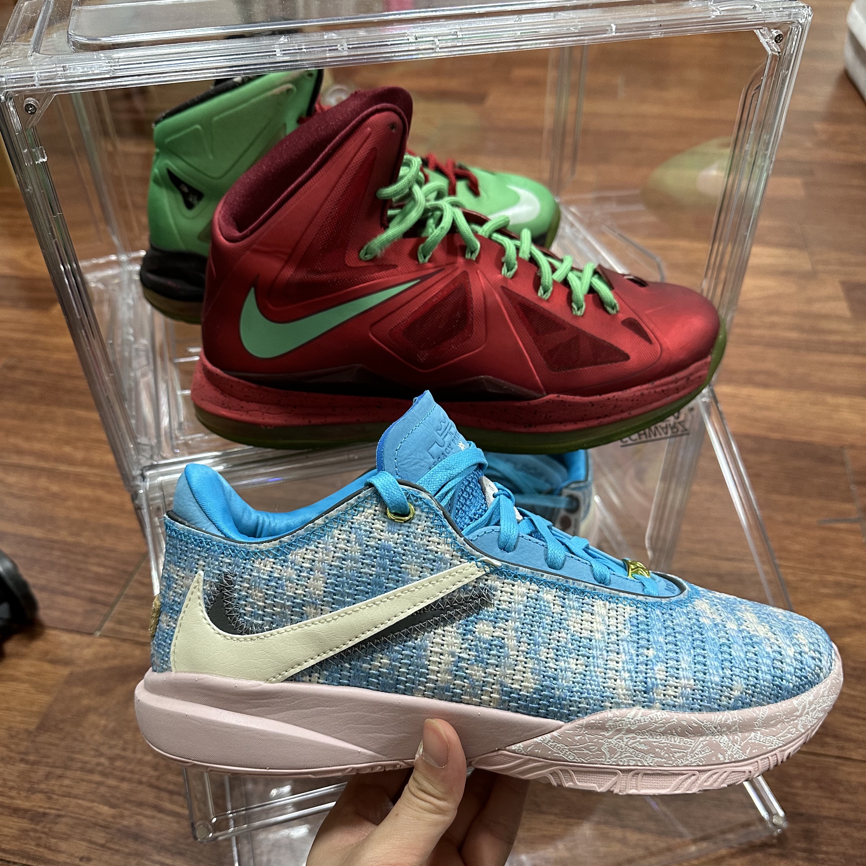 Nike LeBron XX ASW EP Blue Lightning Coconut Milk, Nike x LeBron James x Fruity Pebbles Dunk Low QS Habanero Red 착용 스타일 - 1