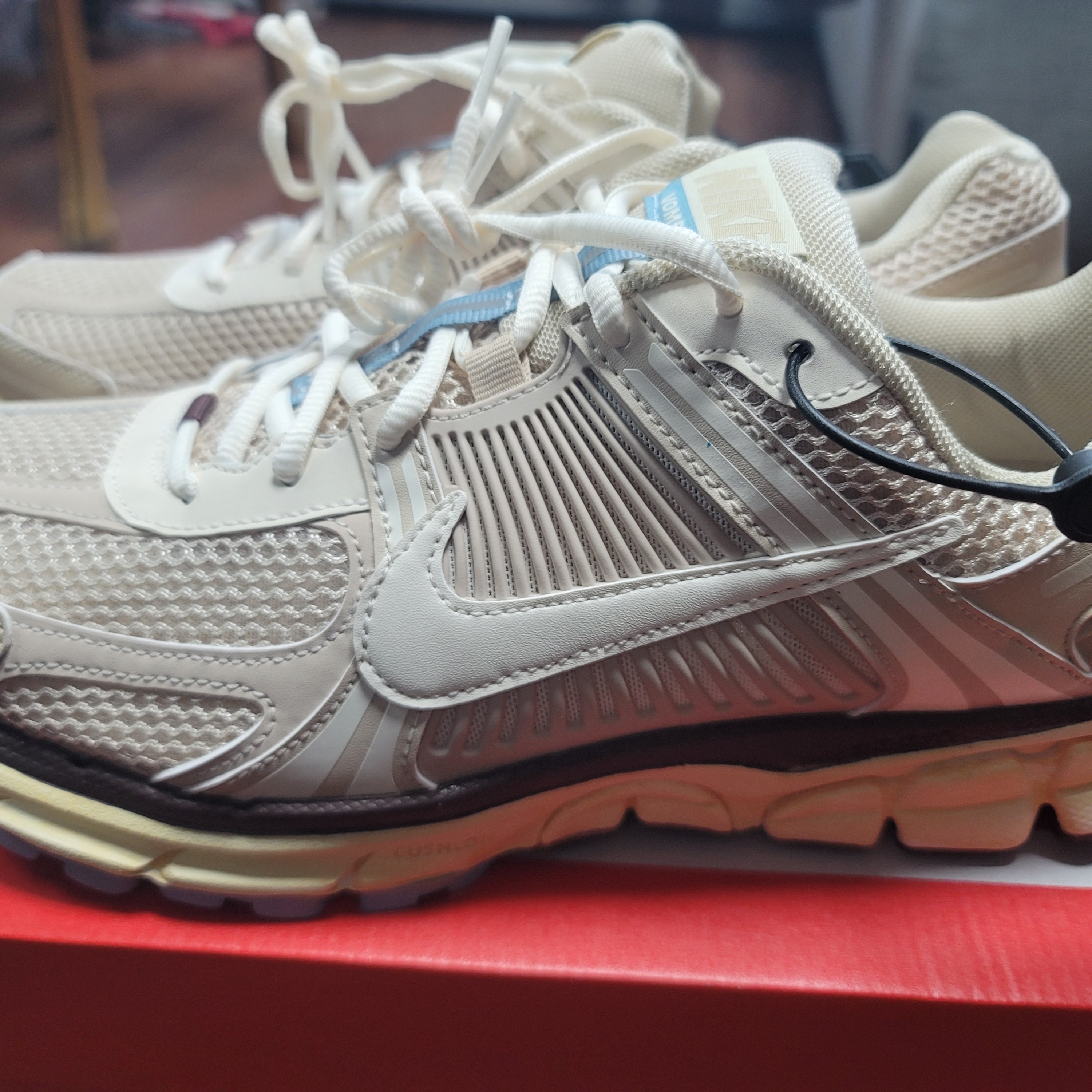 (W) Nike Zoom Vomero 5 Oatmeal 착용 스타일 - 1