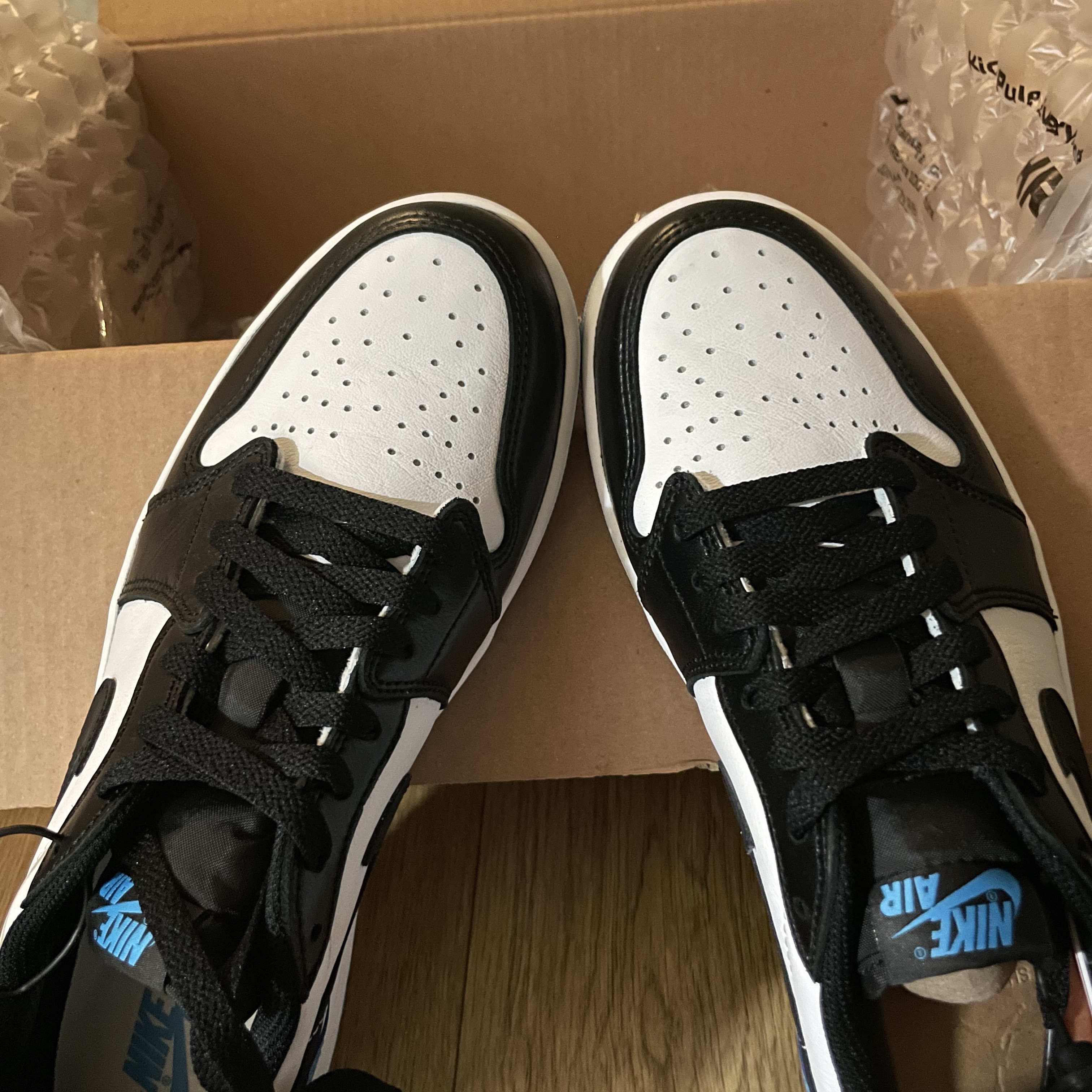 Jordan 1 Retro Low OG Black and Dark Powder Blue 착용 스타일 - 2