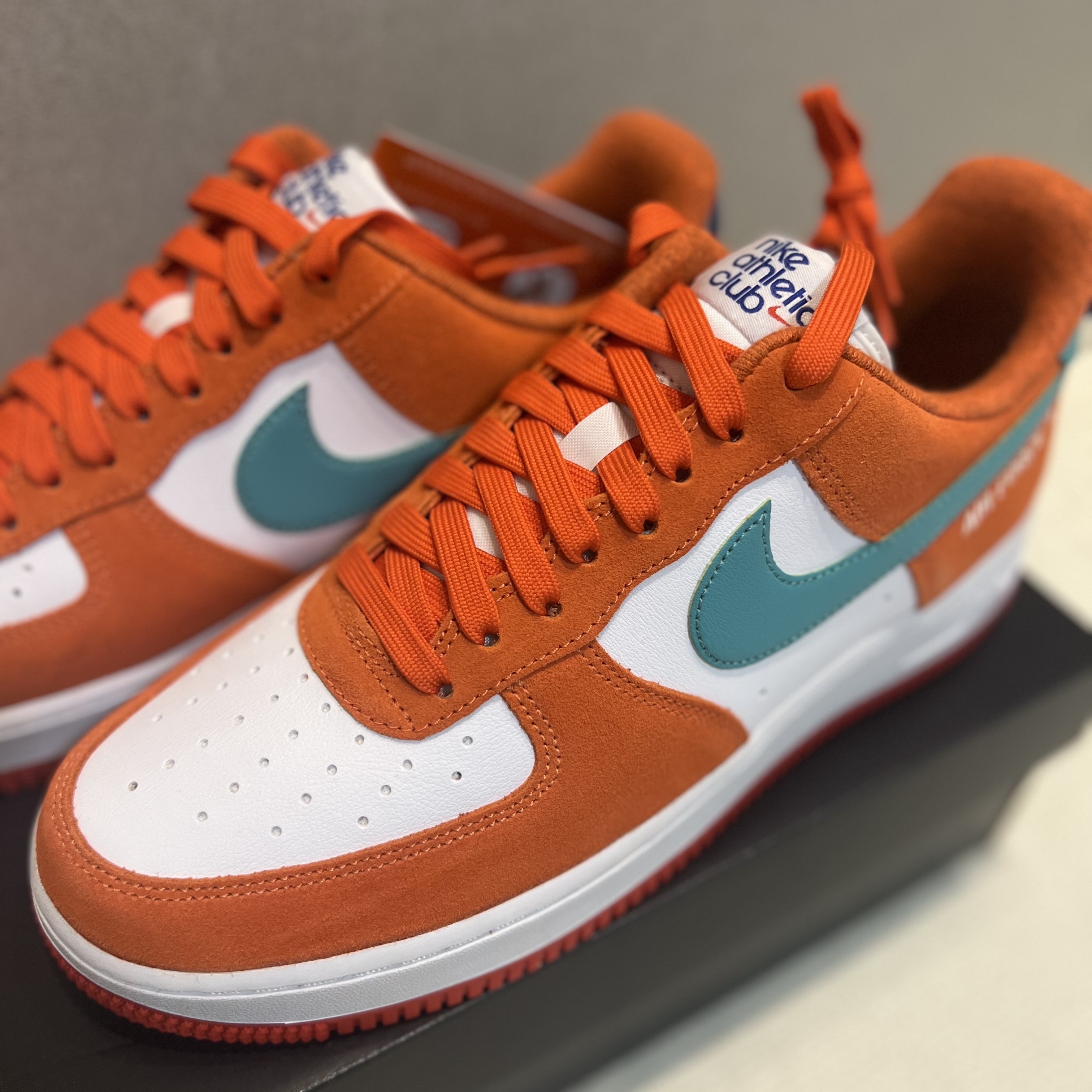 Nike Air Force 1 '07 LV8 Athletic Club Rush Orange Washed Teal 착용 스타일 - 4