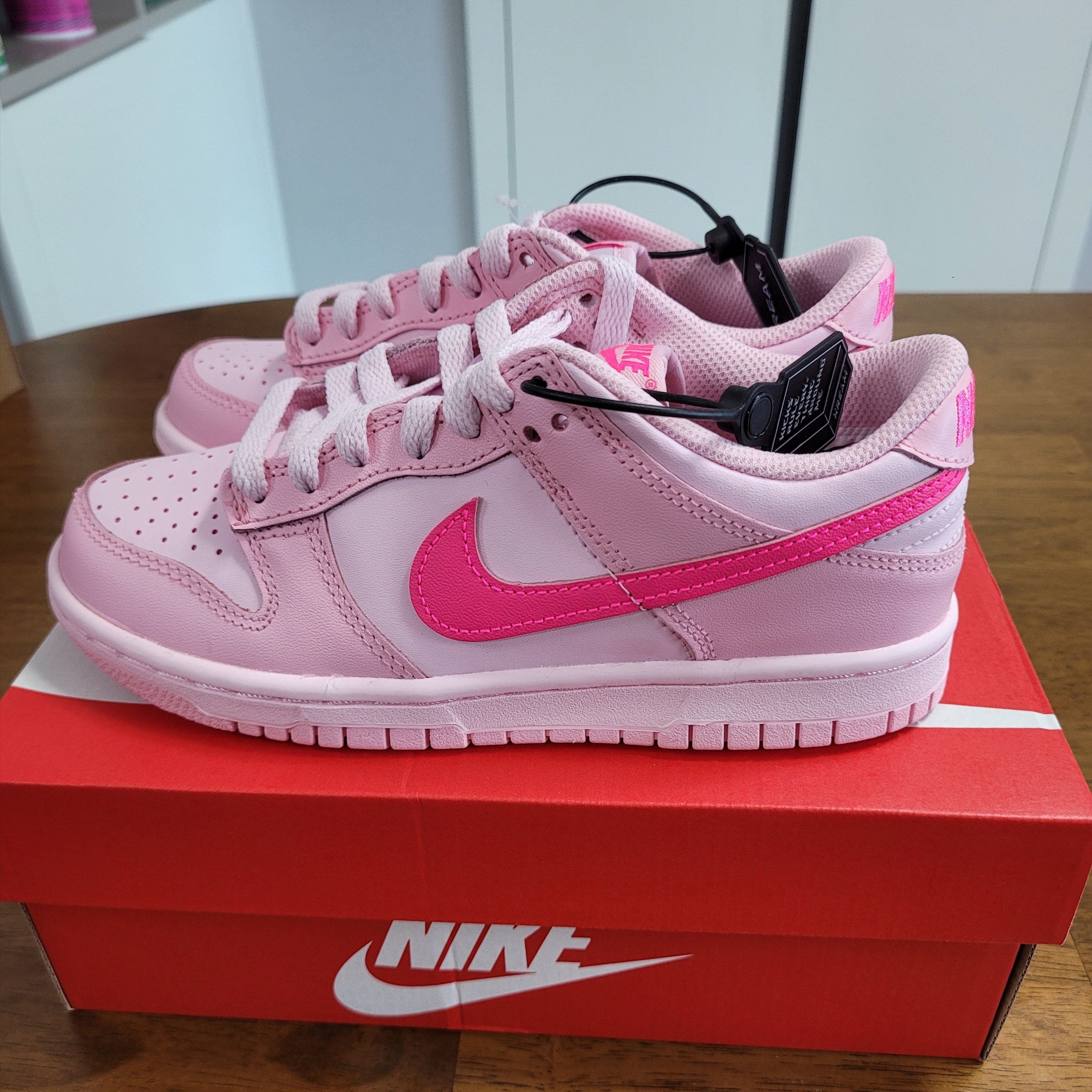 (GS) Nike Dunk Low Triple Pink 착용 스타일 - 2