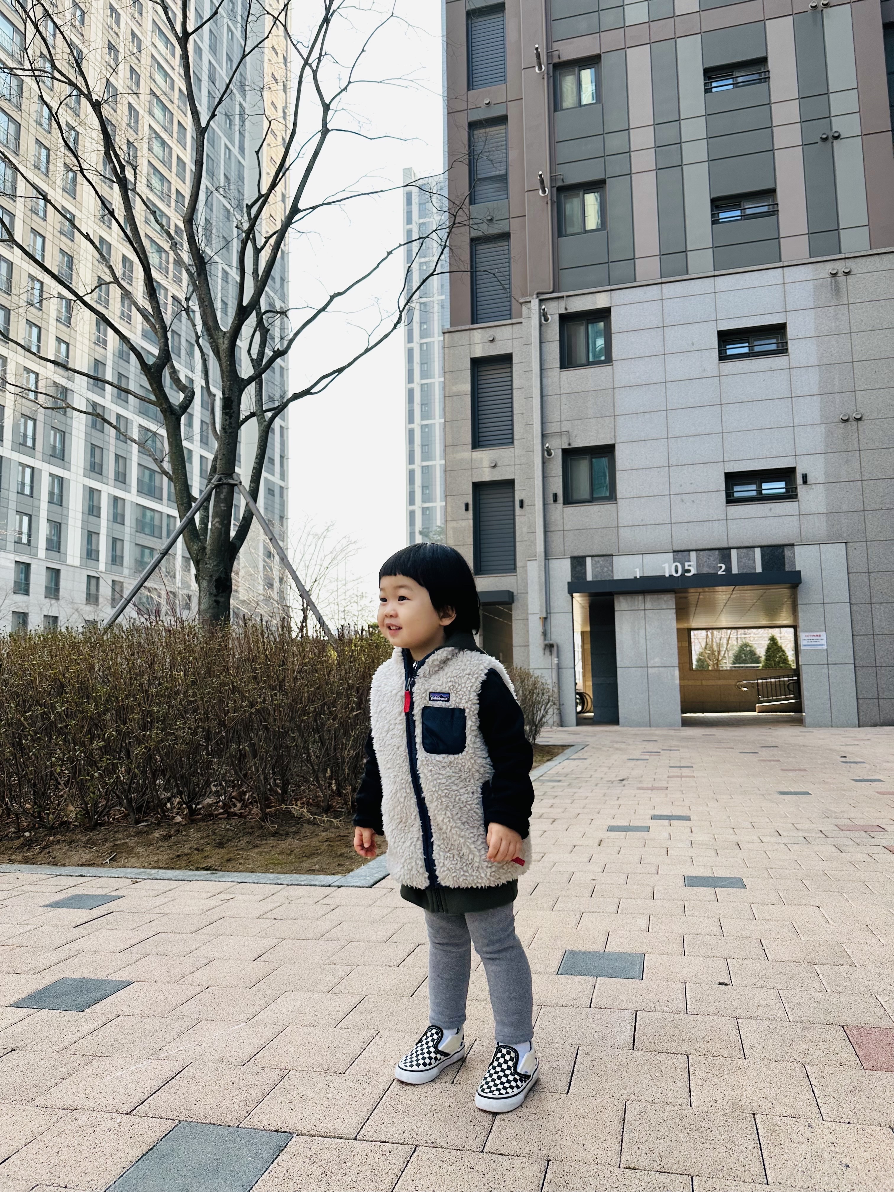 Vans Slip-On Checkerboard, Patagonia Retro Pile Vest El Cap Khaki 착용 스타일 - 2