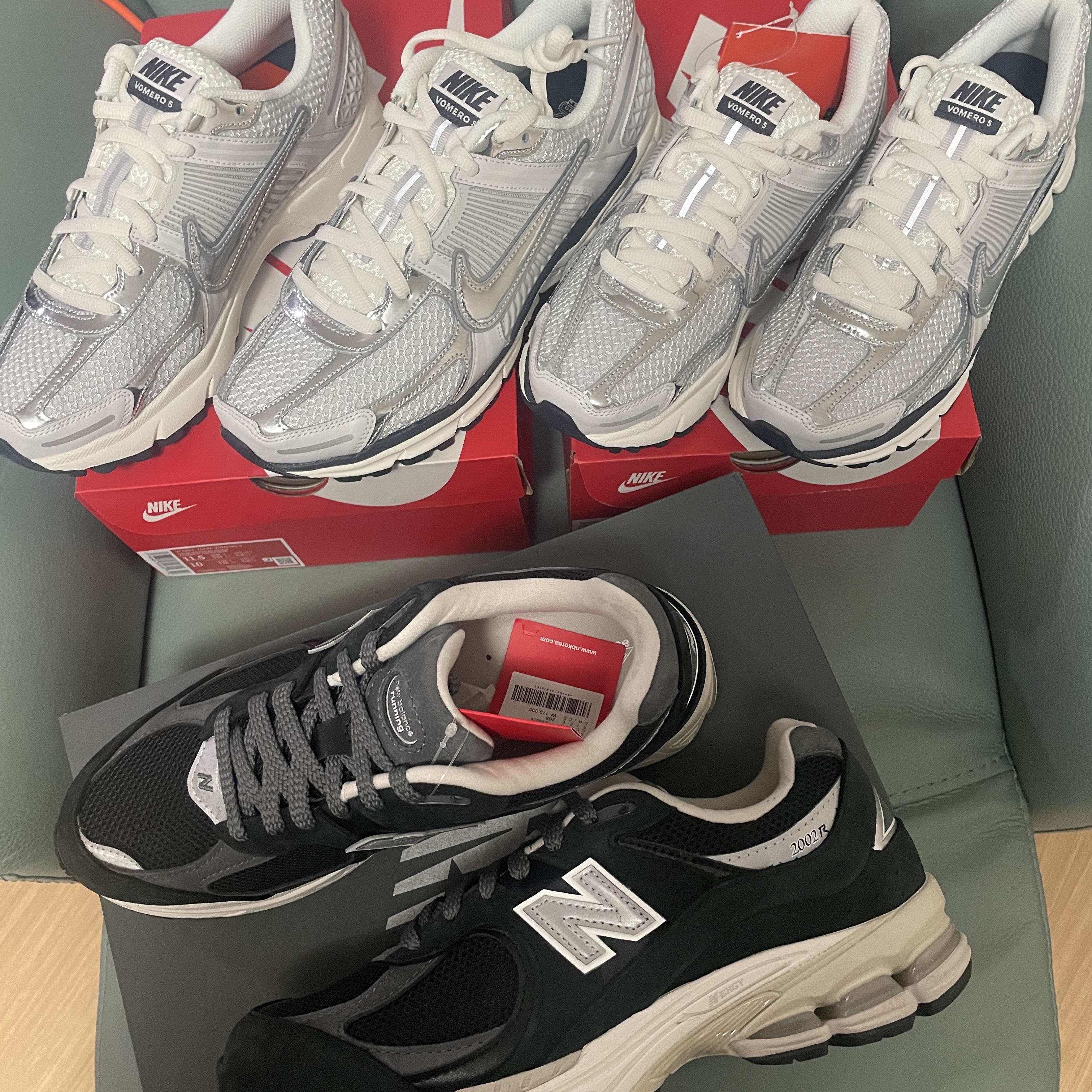 (W) Nike Zoom Vomero 5 Photon Dust and Metallic Silver, New Balance 2002R Premium Vintage Black 착용 스타일