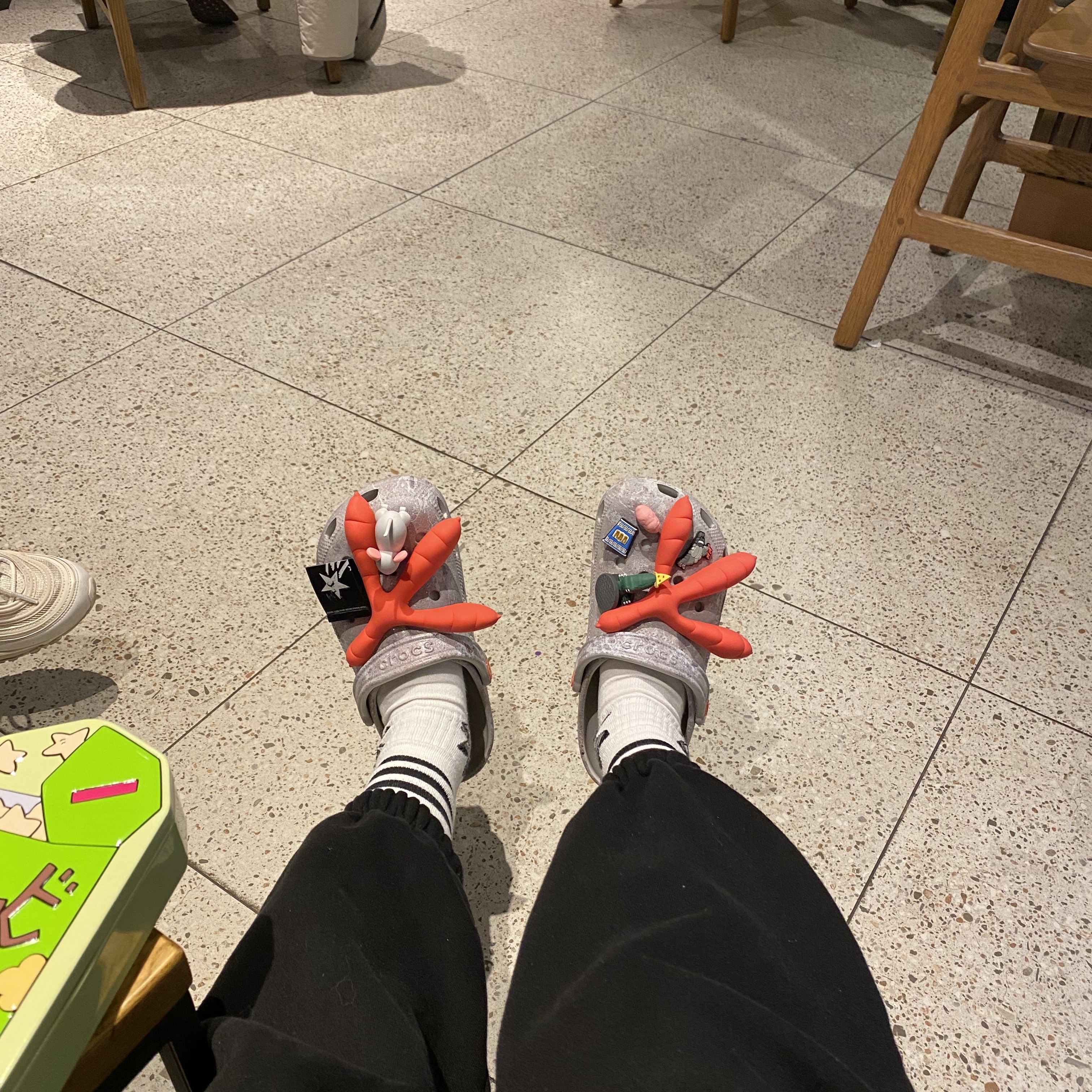 Crocs x Staple Classic Clog Grey Red 착용 스타일