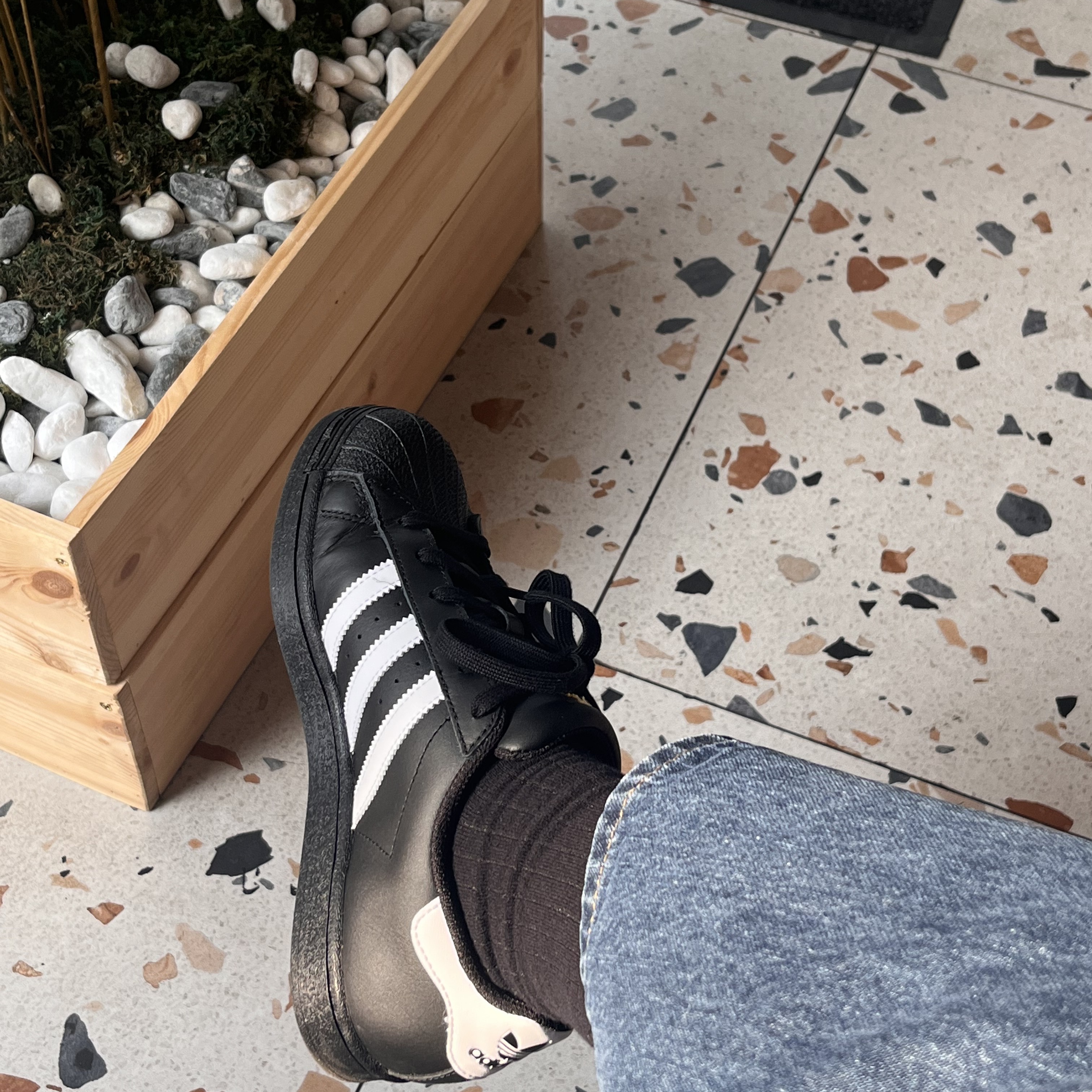 Adidas Superstar Core Black White 착용 스타일 - 2