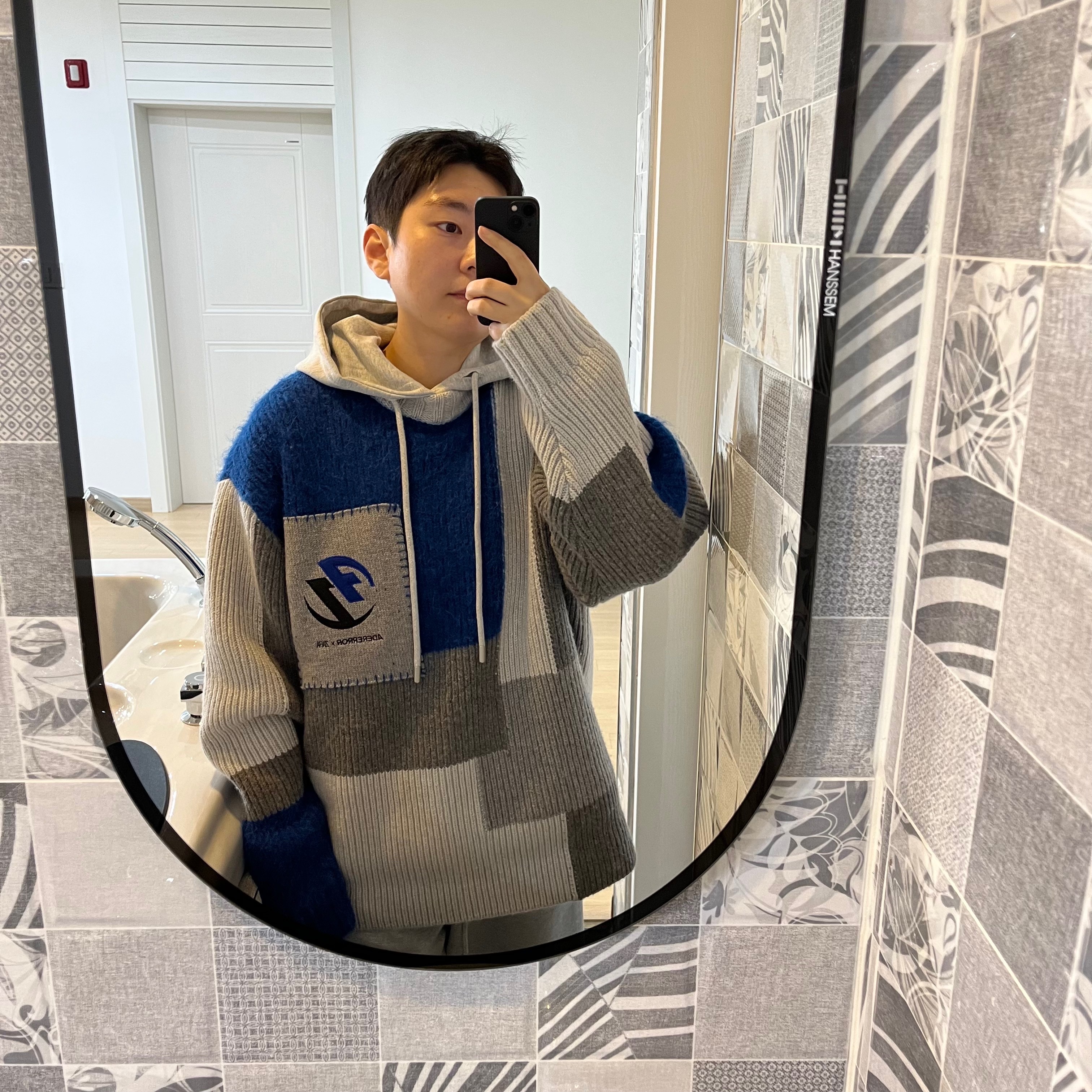 Zara x Ader Error Patchwork Oversize Knit Sweater Multicolor, Zara x Ader Error Embroidery Hooded Sweatshirt Grey 착용 스타일 - 4