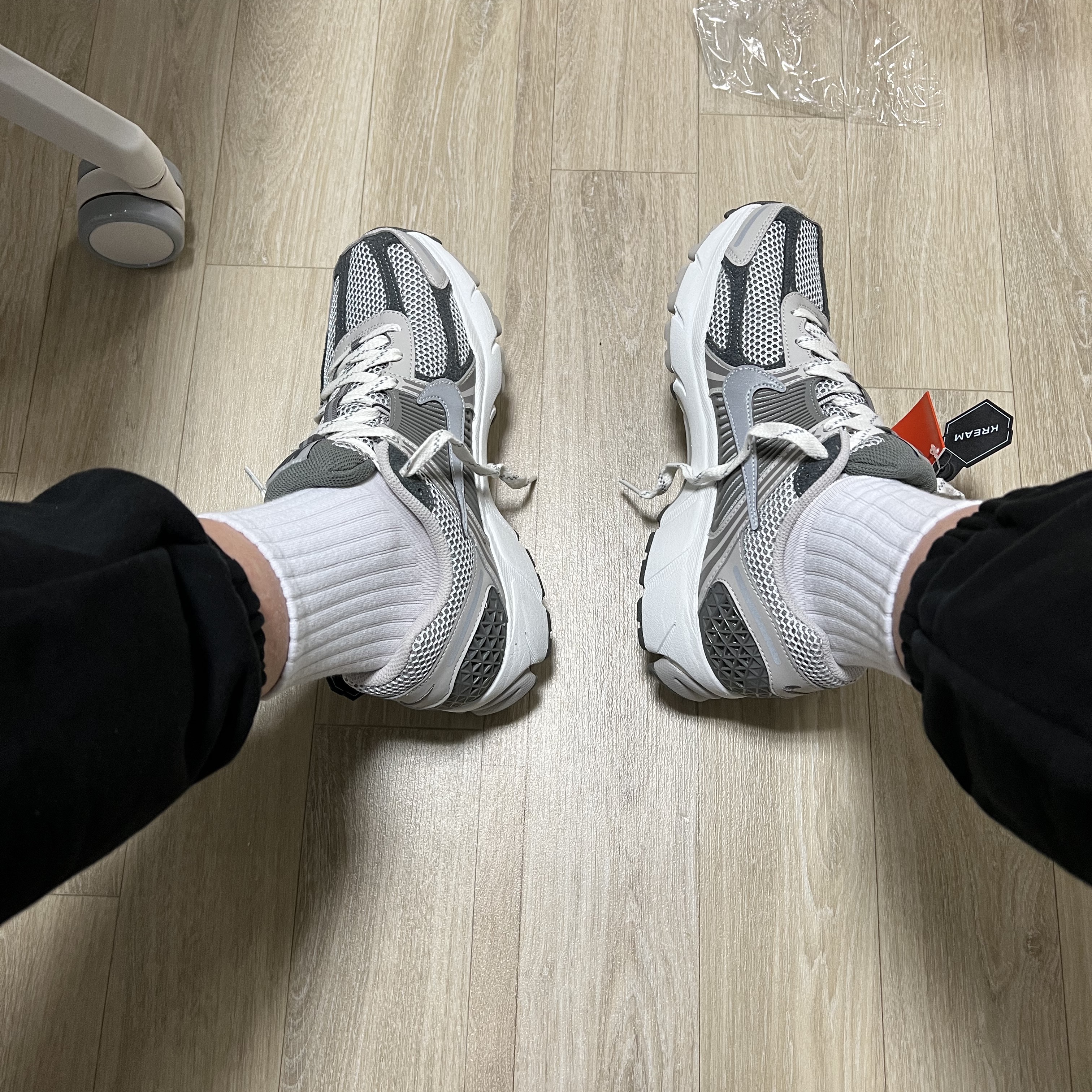 Nike Zoom Vomero 5 PRM Light Iron Ore and Flat Fewter 착용 스타일