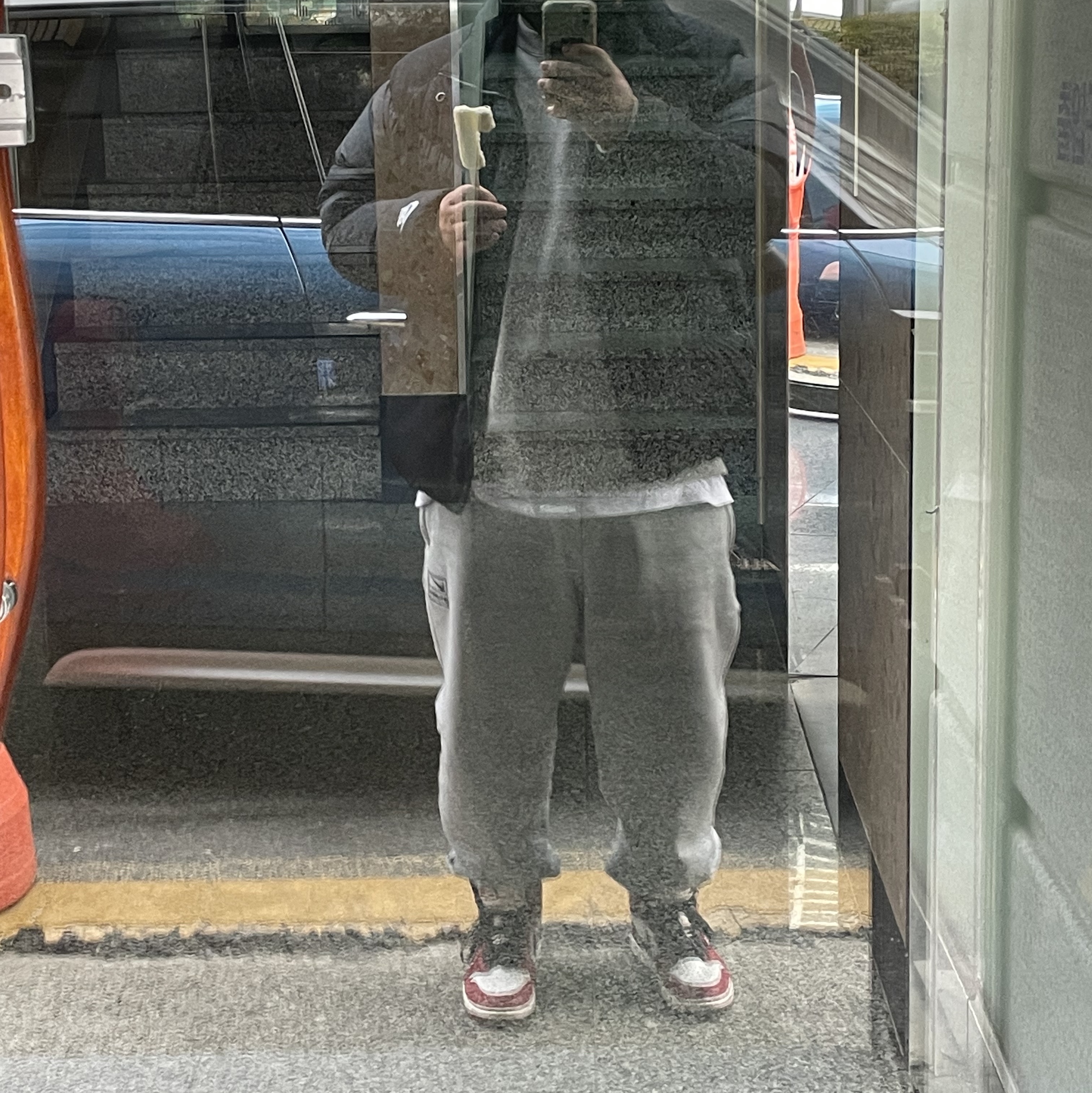 Nike x Stussy NRG Fleece Crewneck Dark Grey Heather (DO9337-063), Jordan 1 Retro High OG Chicago 2022 착용 스타일