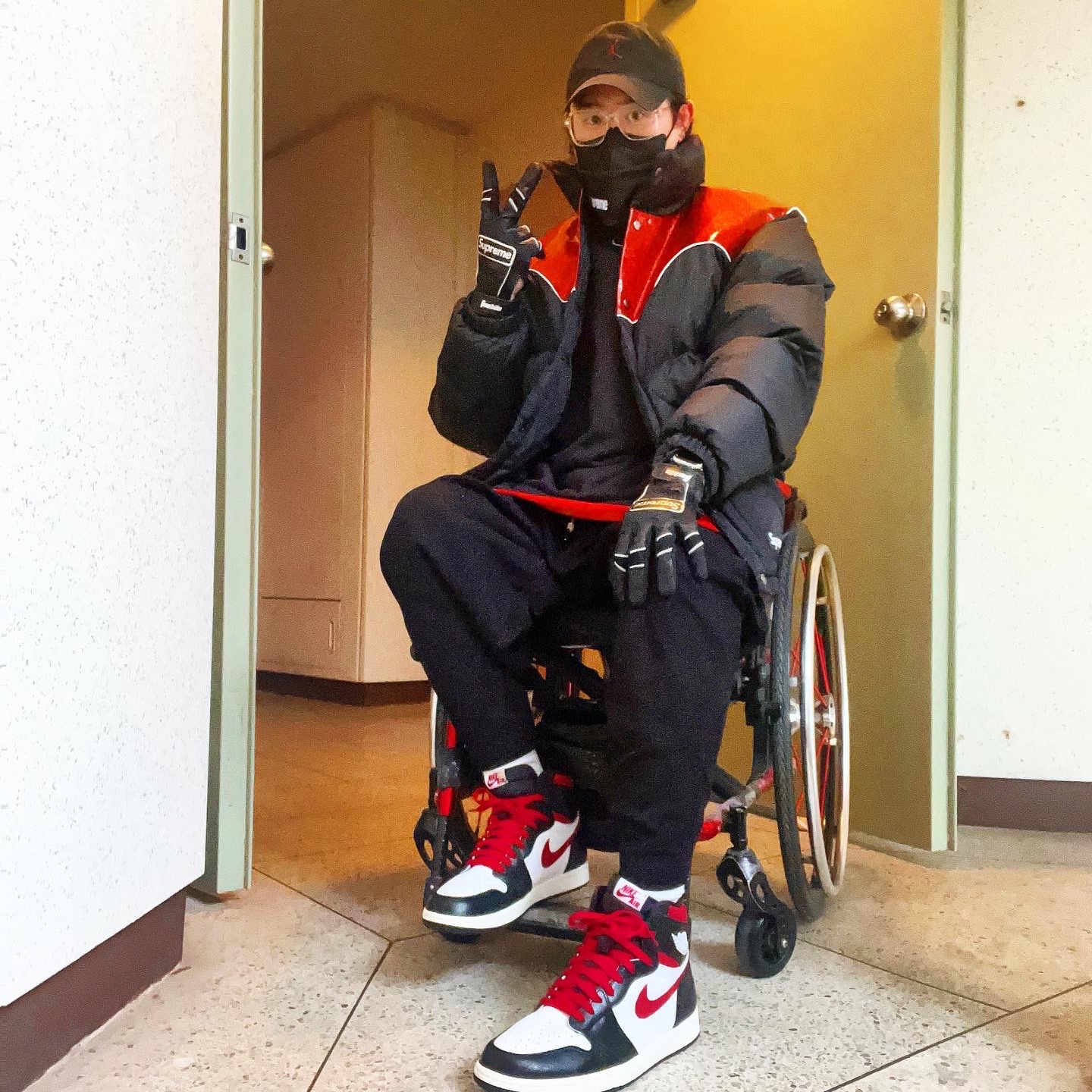 Jordan 1 Retro High OG Gym Red, Supreme Glitter Yoke Down Puffer Jacket Black - 22FW 착용 스타일