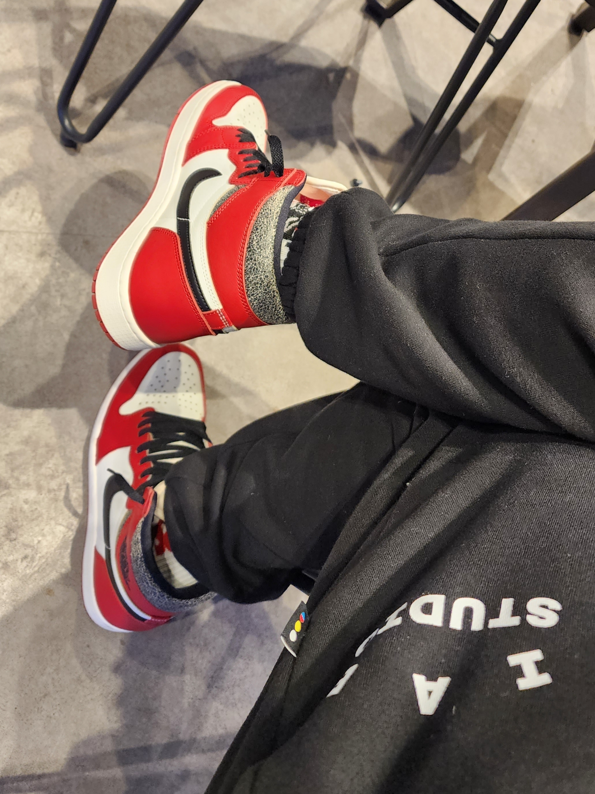Jordan 1 Retro High OG Chicago 2022, IAB Studio Hoodie Black White 착용 스타일 - 3
