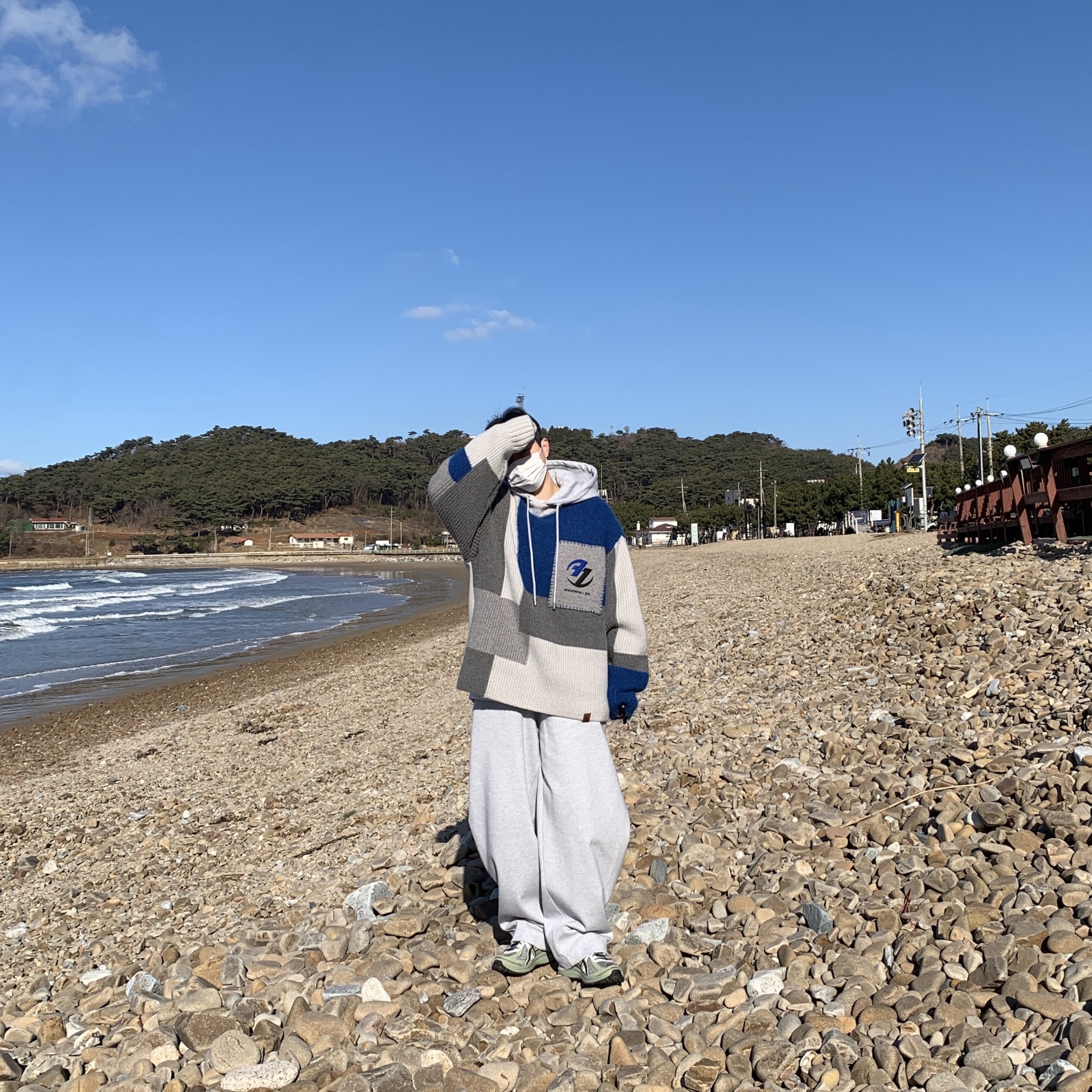 Zara x Ader Error Patchwork Oversize Knit Sweater Multicolor, Zara x Ader Error Embroidery Hooded Sweatshirt Grey 착용 스타일 - 1