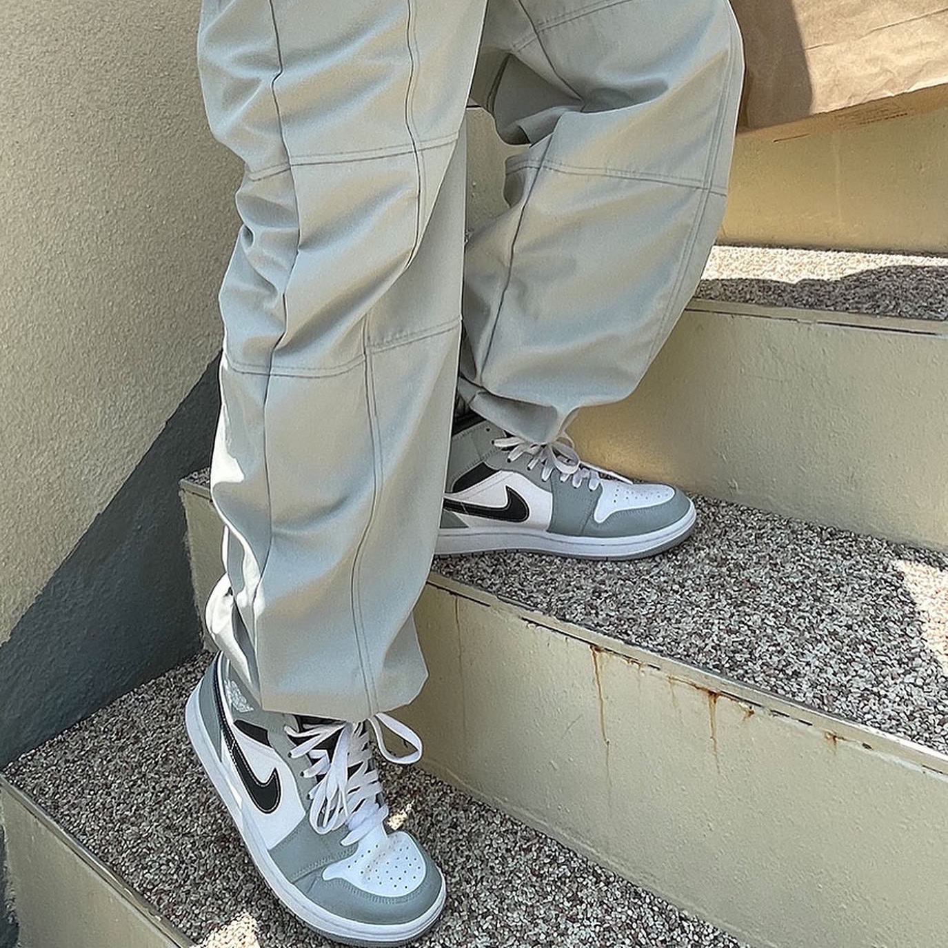 Jordan 1 Mid Light Smoke Grey Anthracite 착용 스타일 - 1
