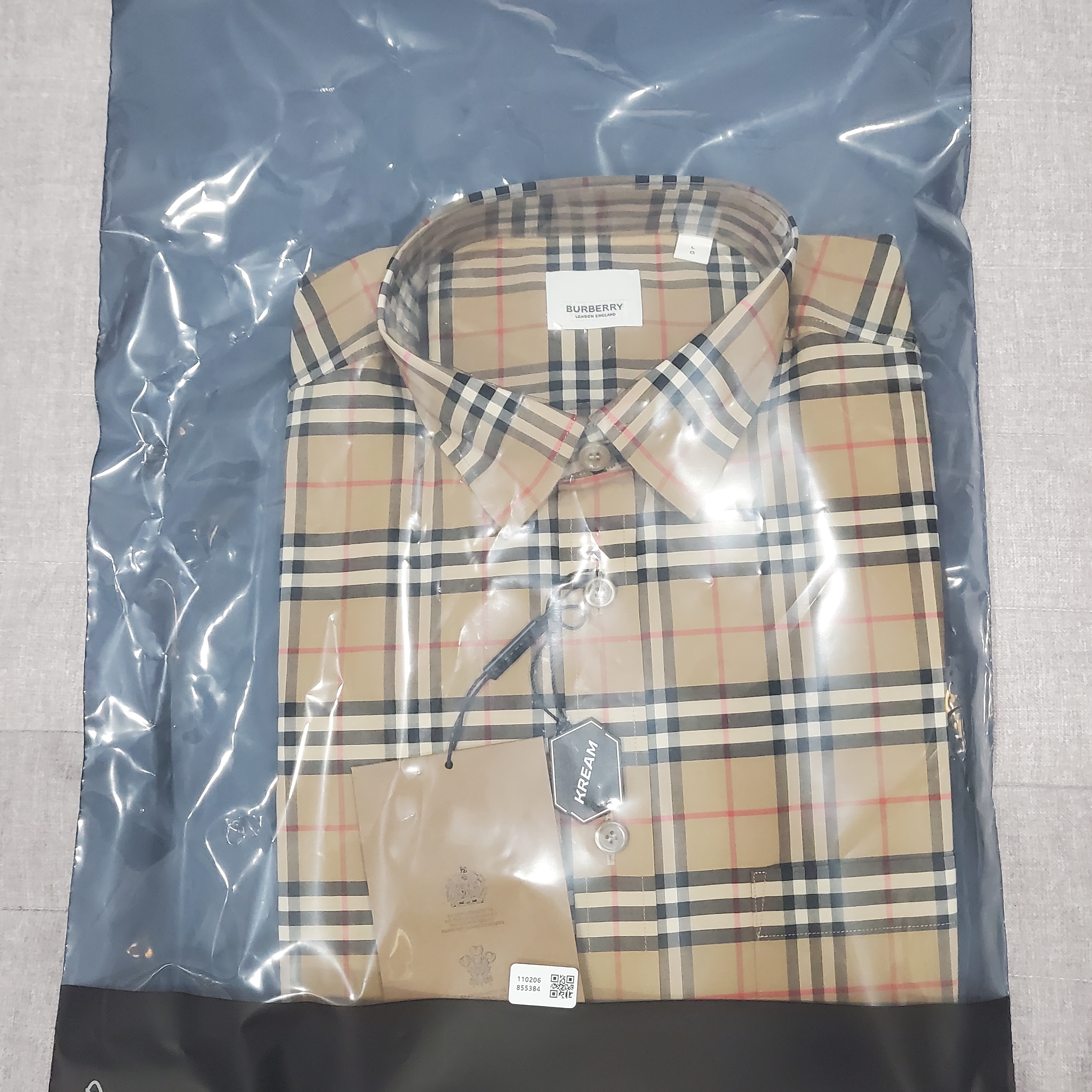 Burberry Small Scale Check Stretch Cotton Shirt Archive Beige 착용 스타일 - 1