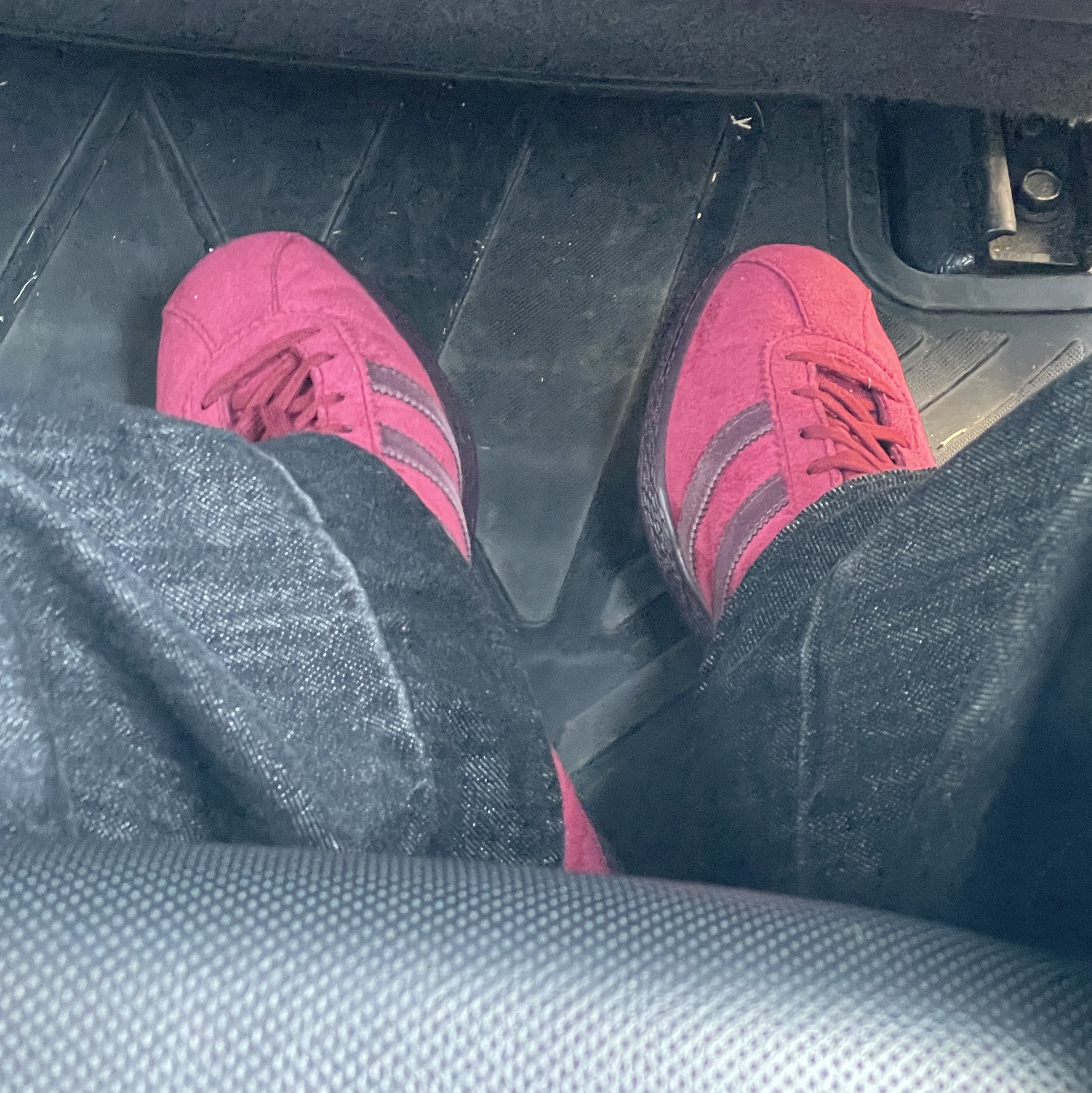 Adidas Tobacco Gruen Collegiate Burgundy 착용 스타일