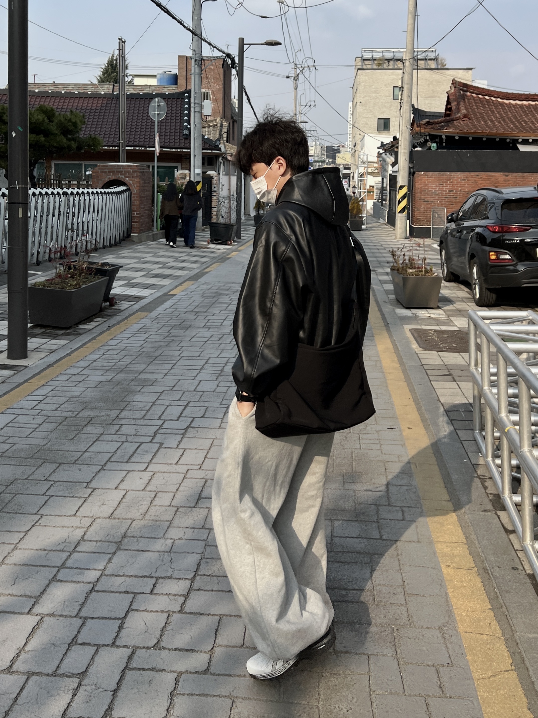 Asics Gel-Kayano 25 Glacier Grey, Apple AirPods Max Lightning Space Gray (Korean Ver.) 착용 스타일 - 2