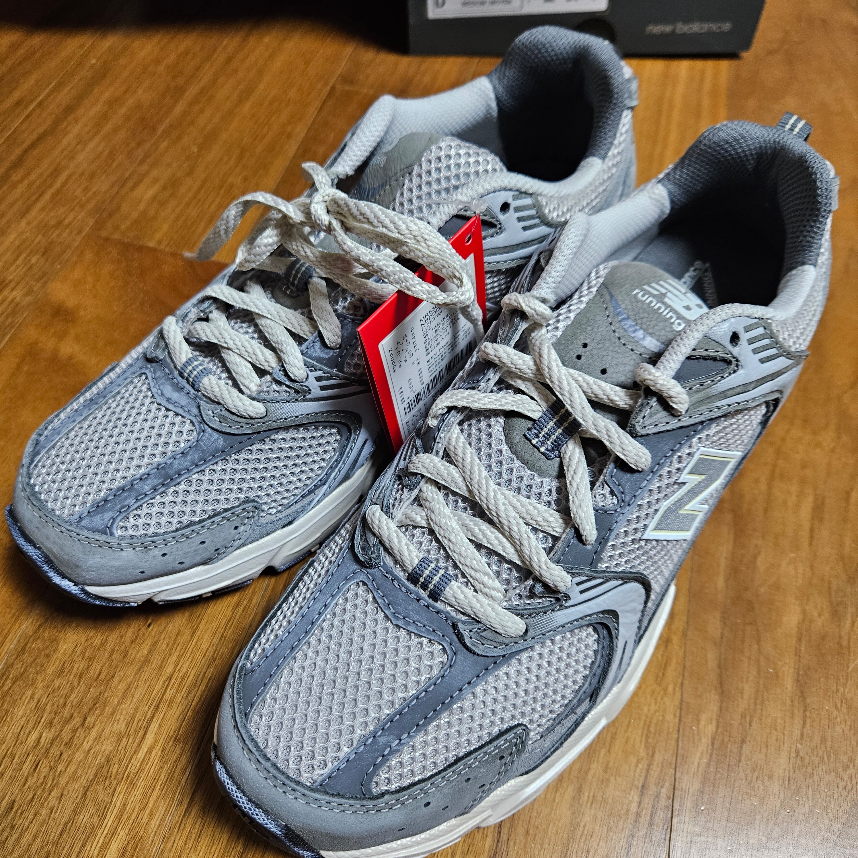 New Balance 530 Premium Vintage Grey Matter 착용 스타일 - 1
