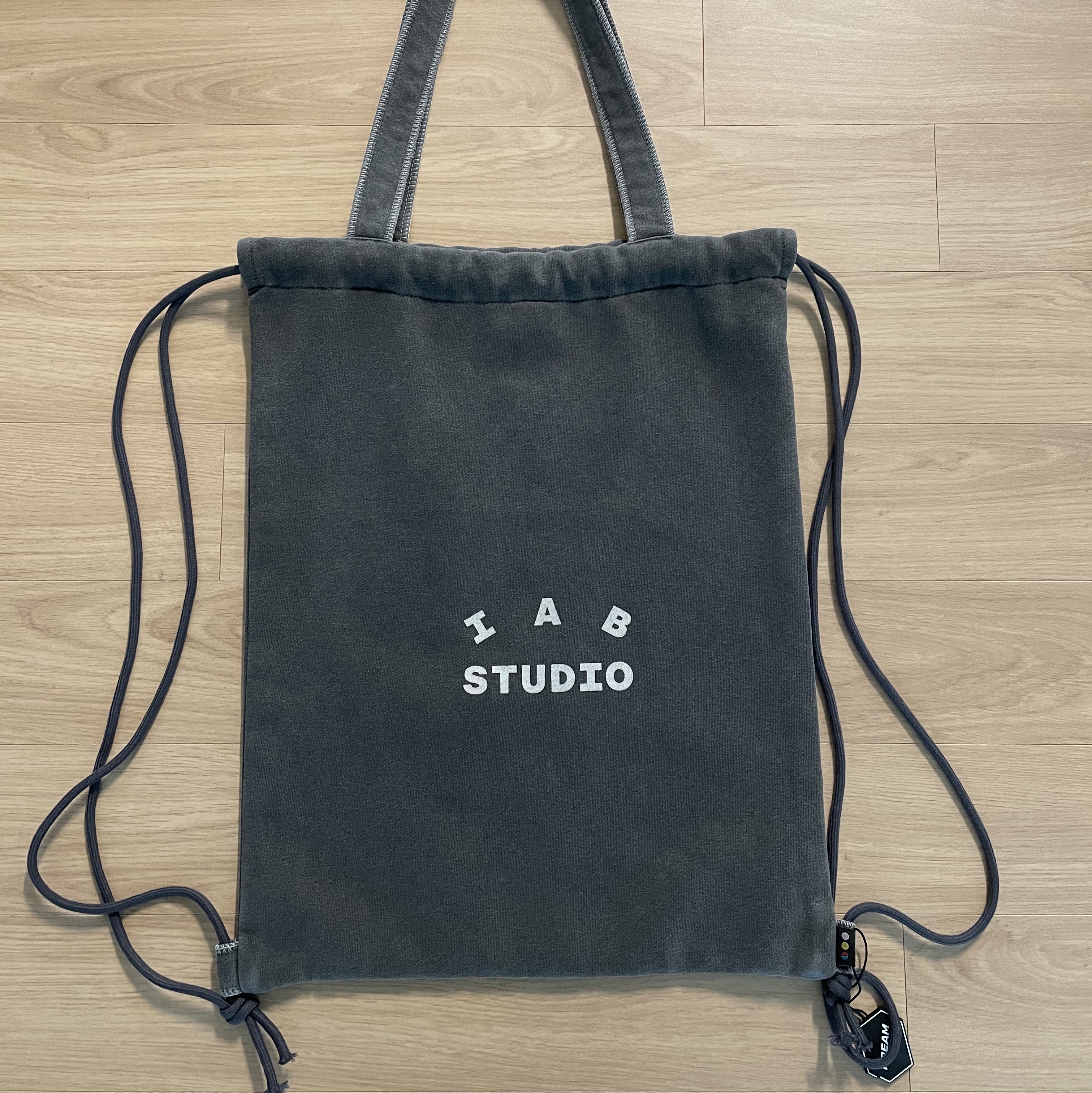 IAB Studio Pigment Sack Black 착용 스타일