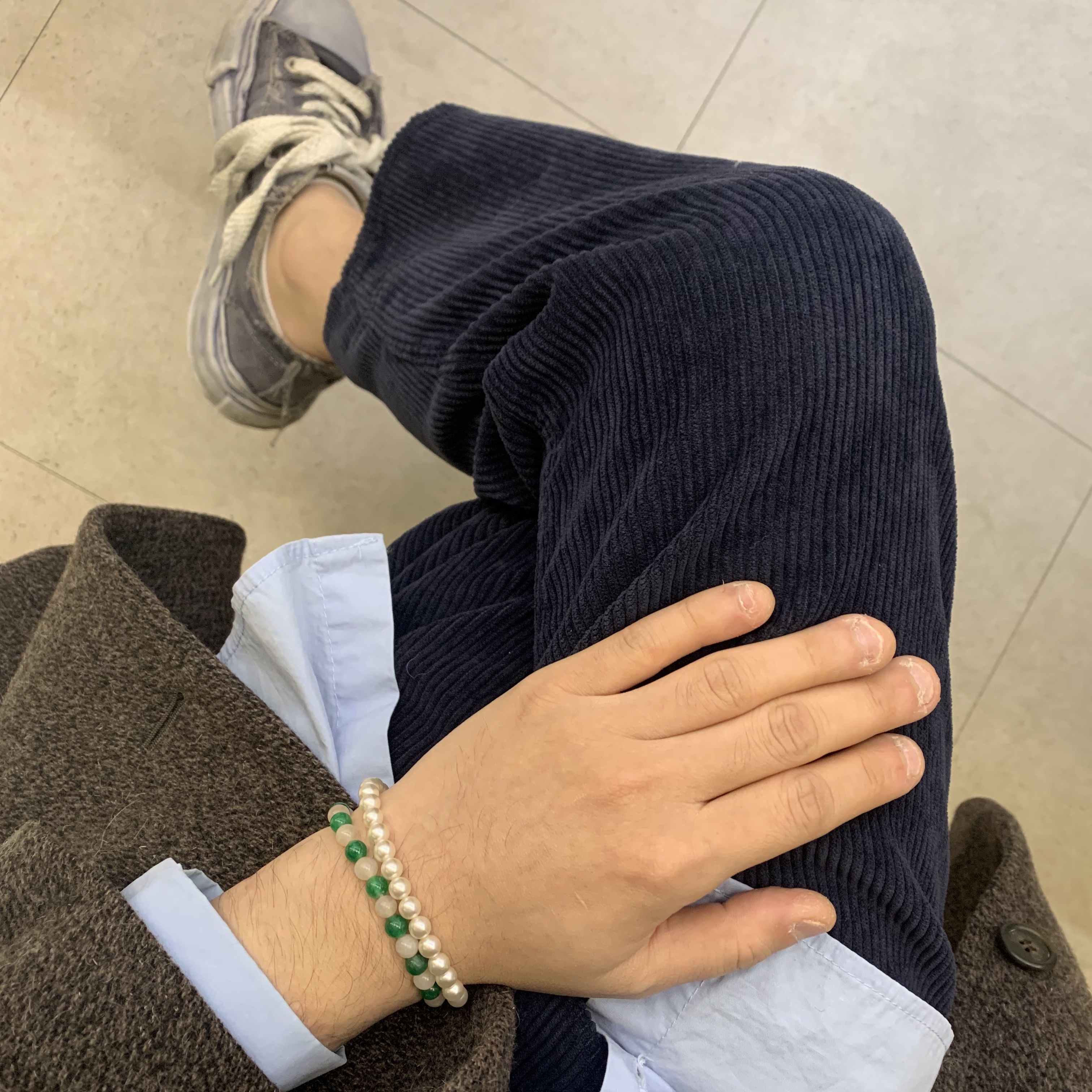 Chanel Gabrielle Large Hobo Bag Aged Calfskin & Gold Black, Maison Mihara Yasuhiro Peterson OG Sole Over Dyed Low-top Sneakers Black 착용 스타일 - 3