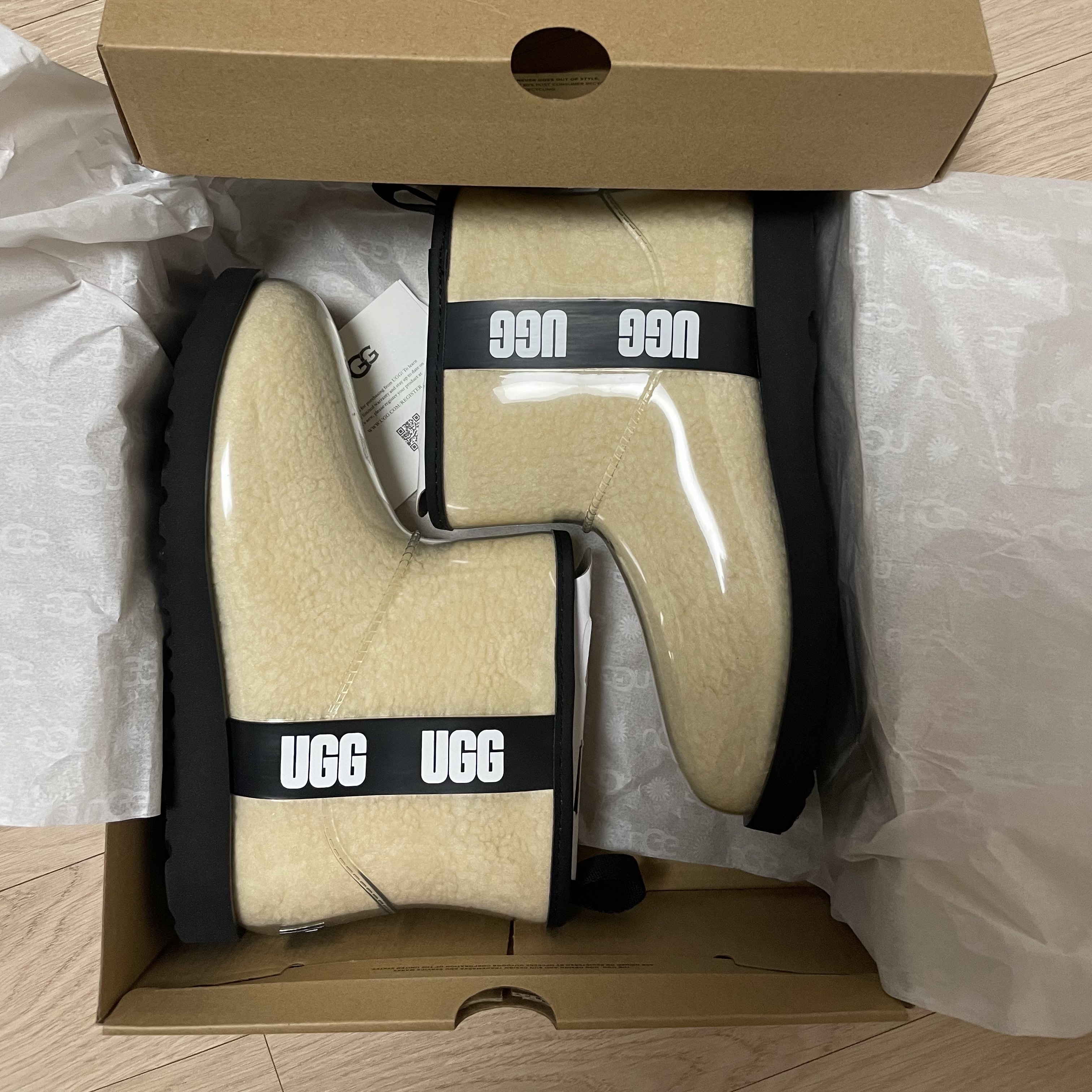 (Kids) UGG Classic Clear Mini II Natural Black 착용 스타일
