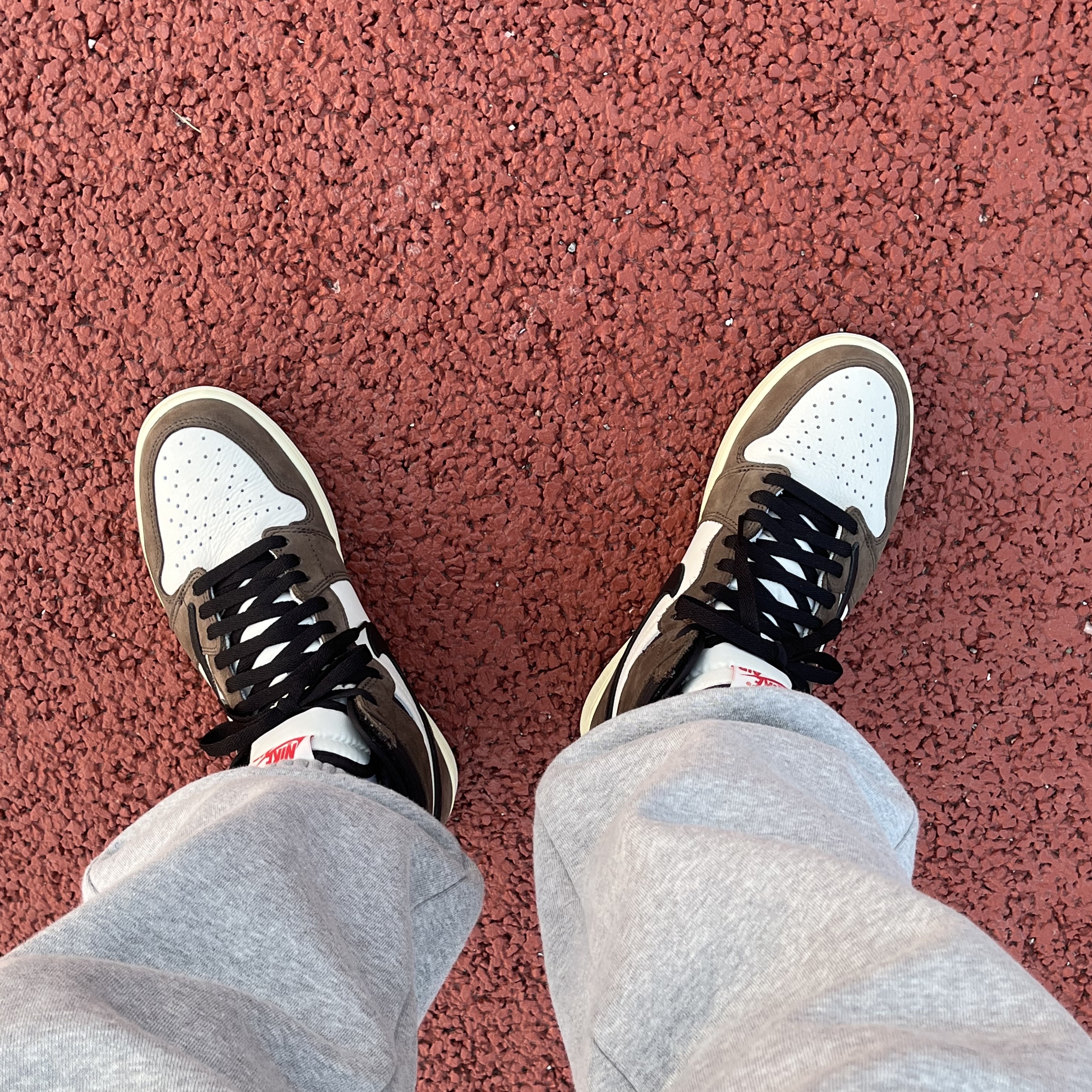 Darkr8m Studio White Logo Cap, Jordan 1 x Travis Scott Retro High OG SP Mocha 착용 스타일 - 2