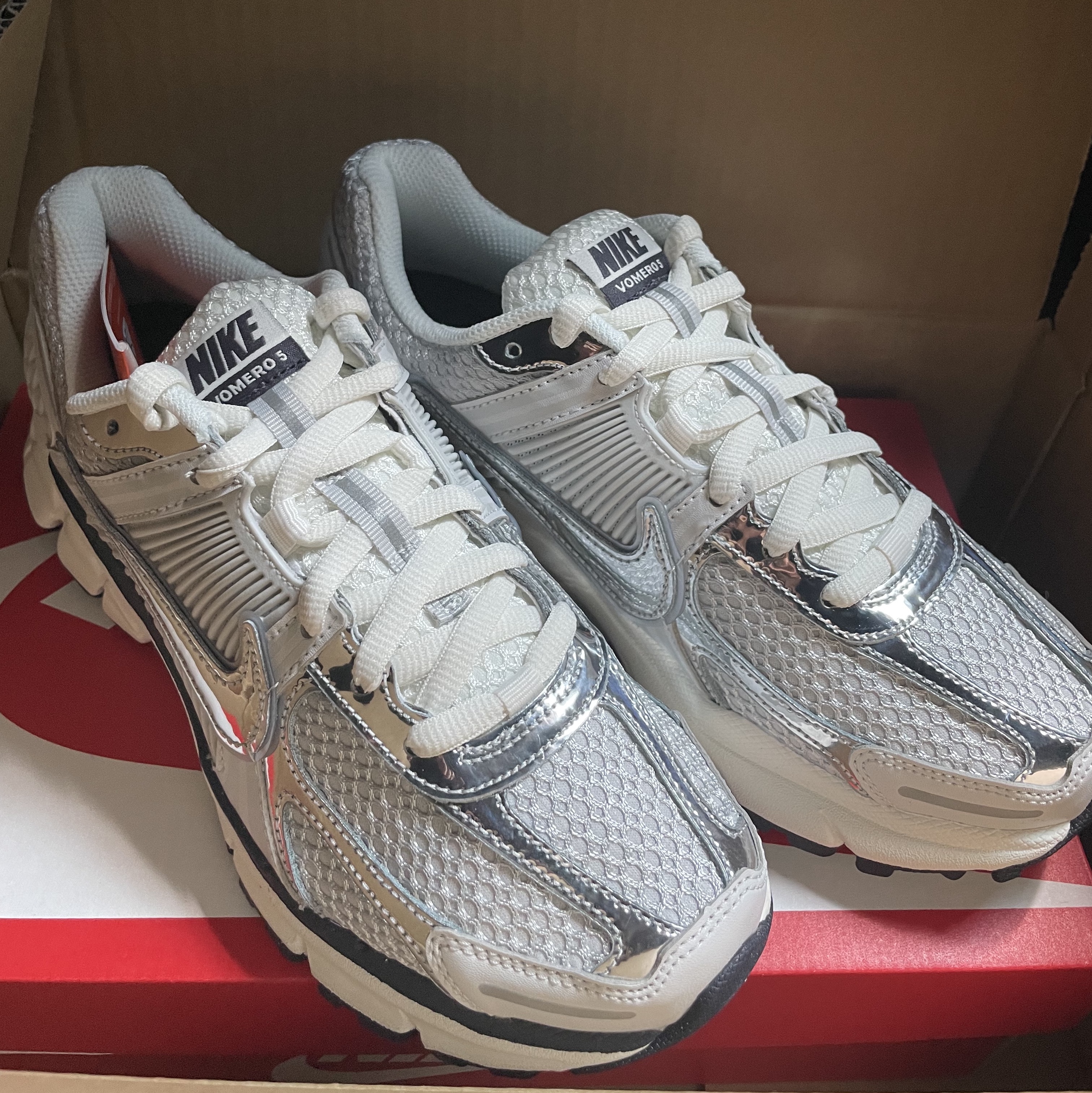 (W) Nike Zoom Vomero 5 Photon Dust and Metallic Silver 착용 스타일 - 2
