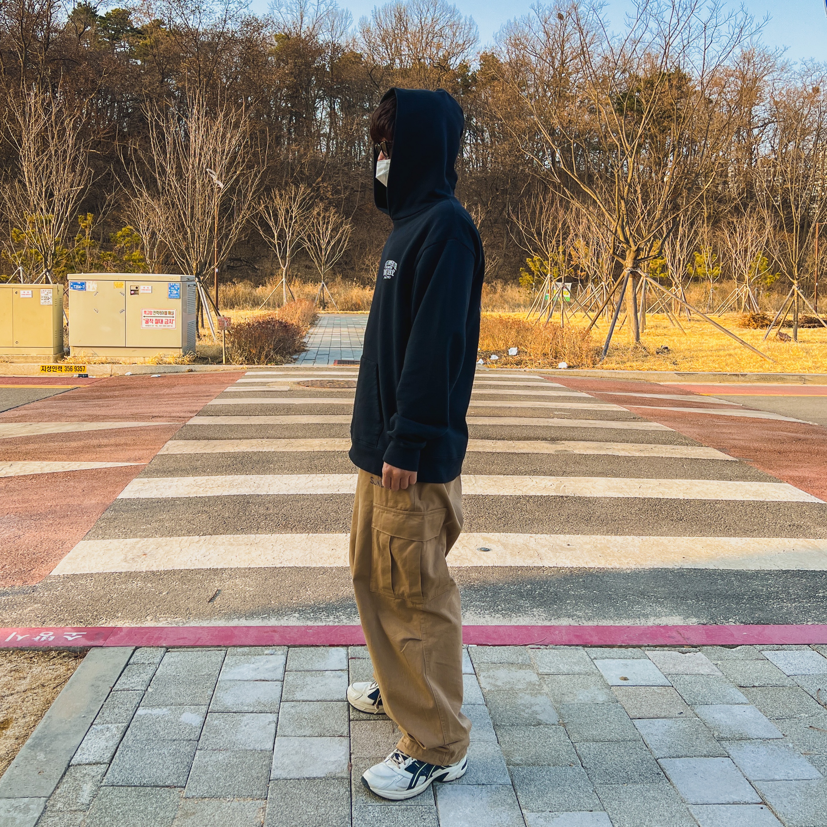 Stussy x Our Legacy Work Shop Surfman Pigment Dyed Hoodie Black, Asics Gel-1130 Birch French Blue 착용 스타일