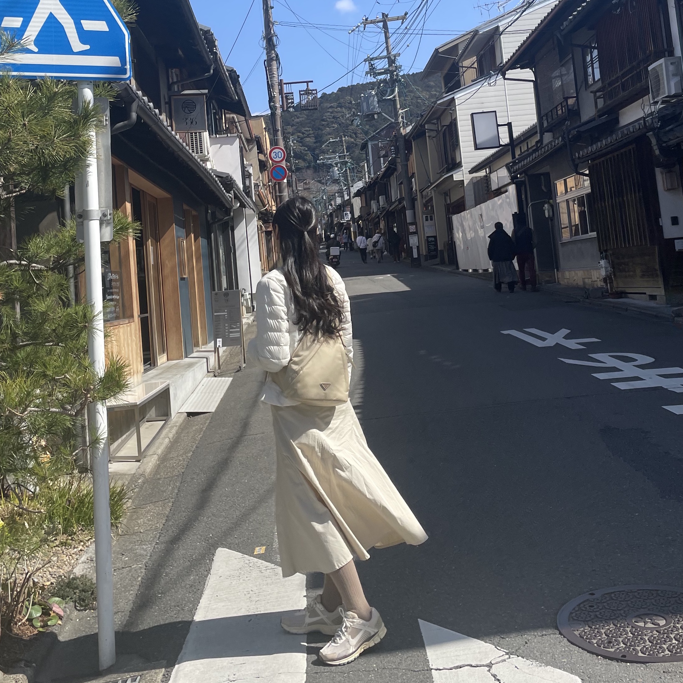 Prada Re-Nylon and Leather Shoulder Strap Backpack Desert Beige 착용 스타일 - 3