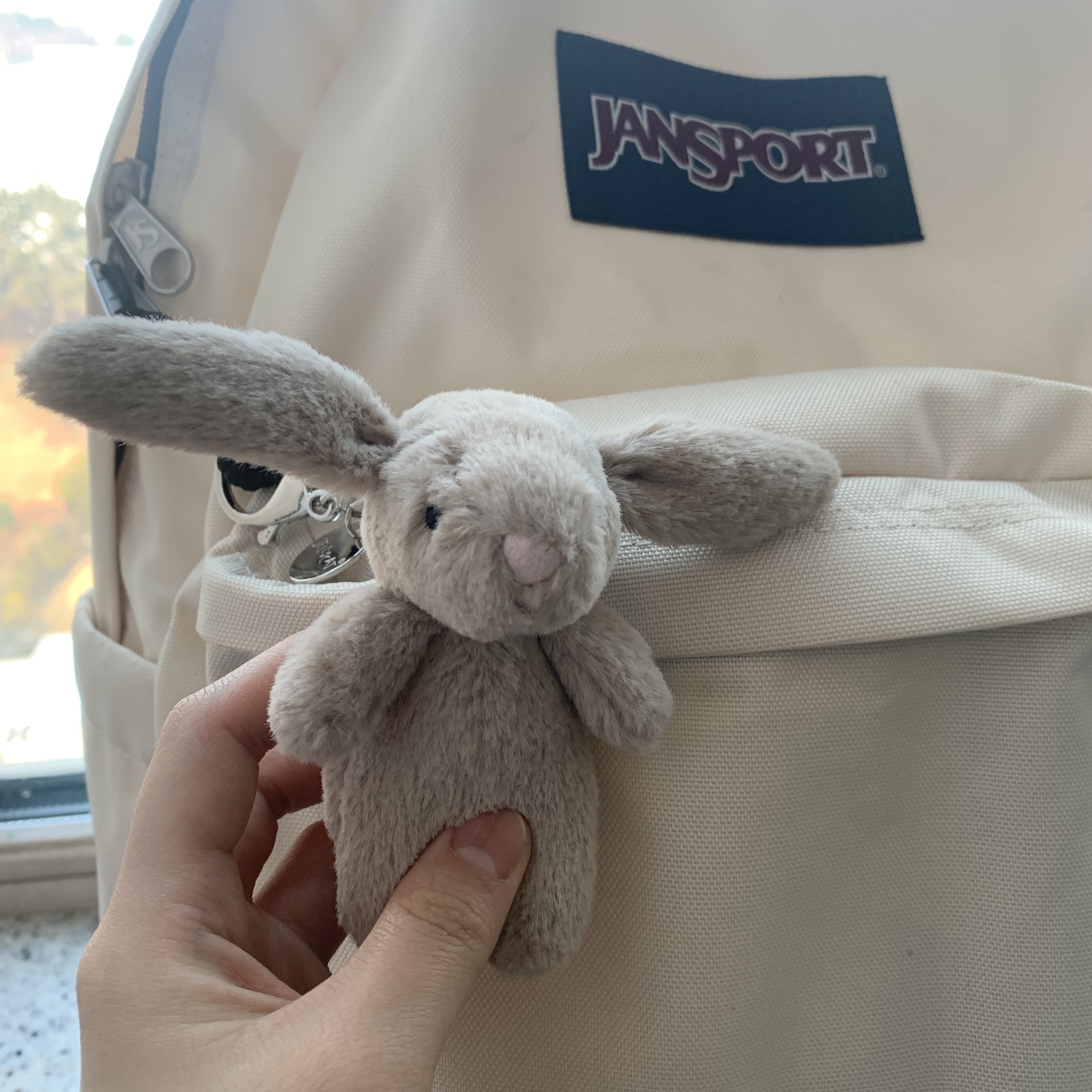 Jellycat Bashful Bunny Bag Charm Beige 착용 스타일 - 2