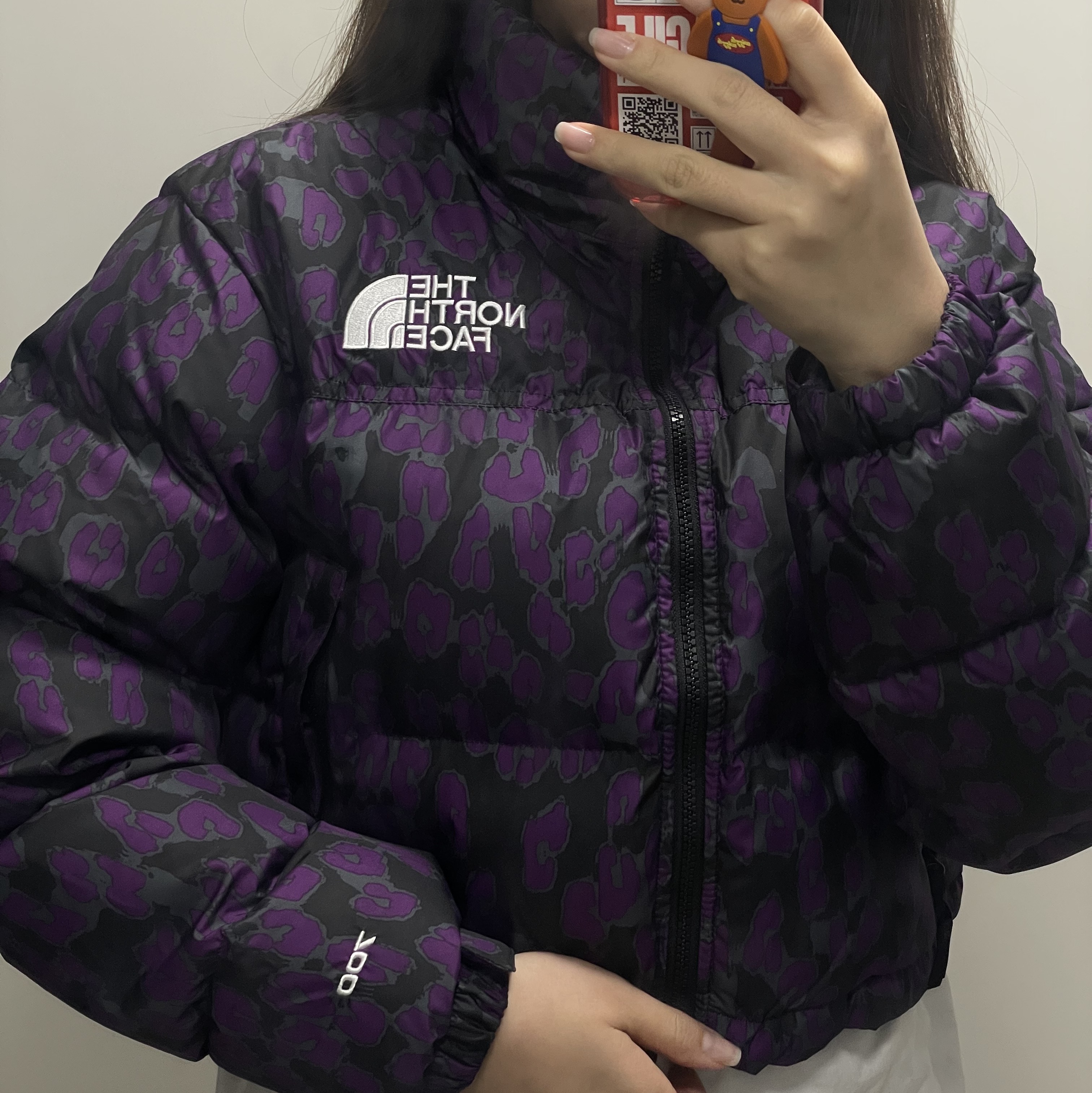 (W) The North Face Print Nuptse Short Jacket Gravity Purple Leopard Print 착용 스타일