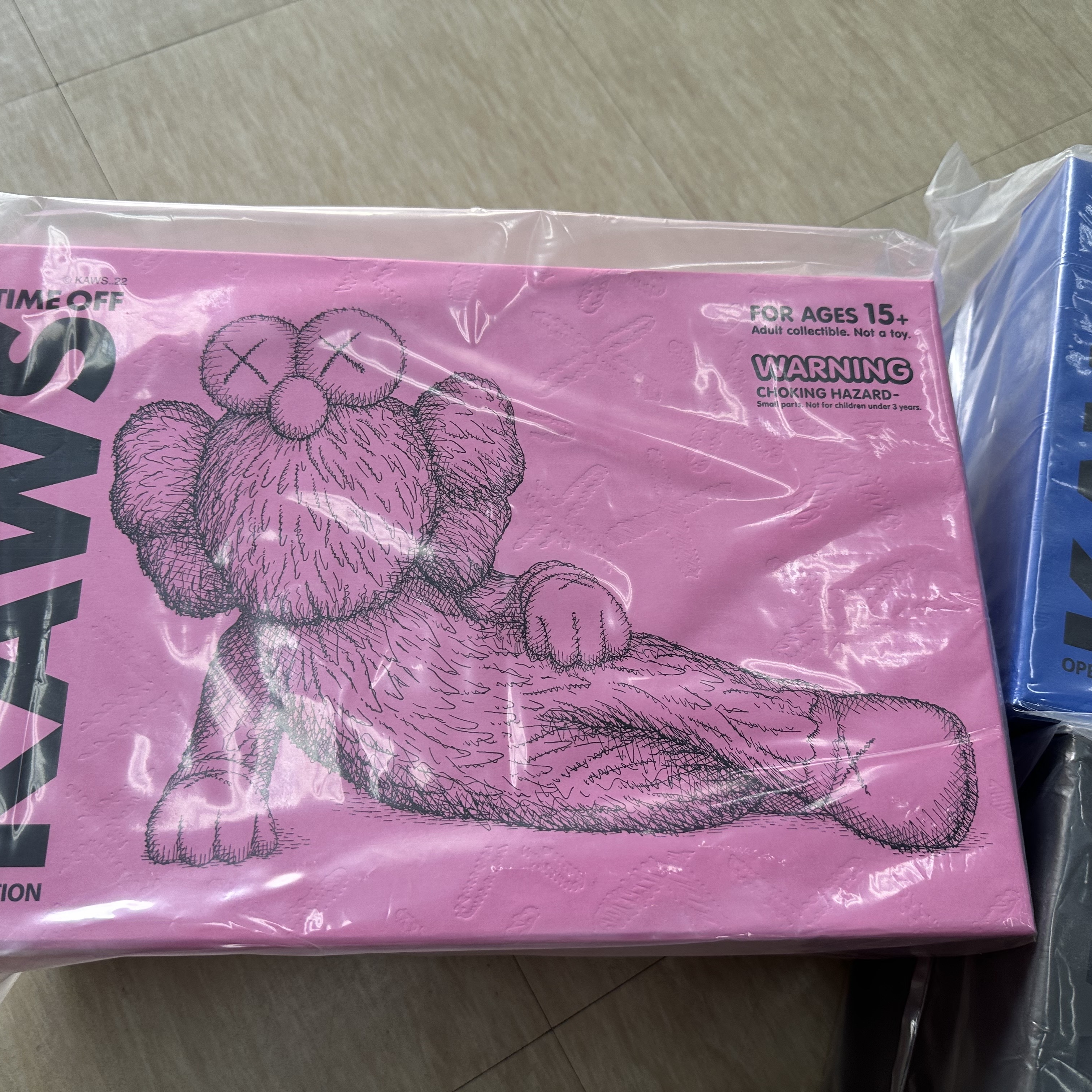 Kaws Time Off Vinyl Figure Pink 착용 스타일