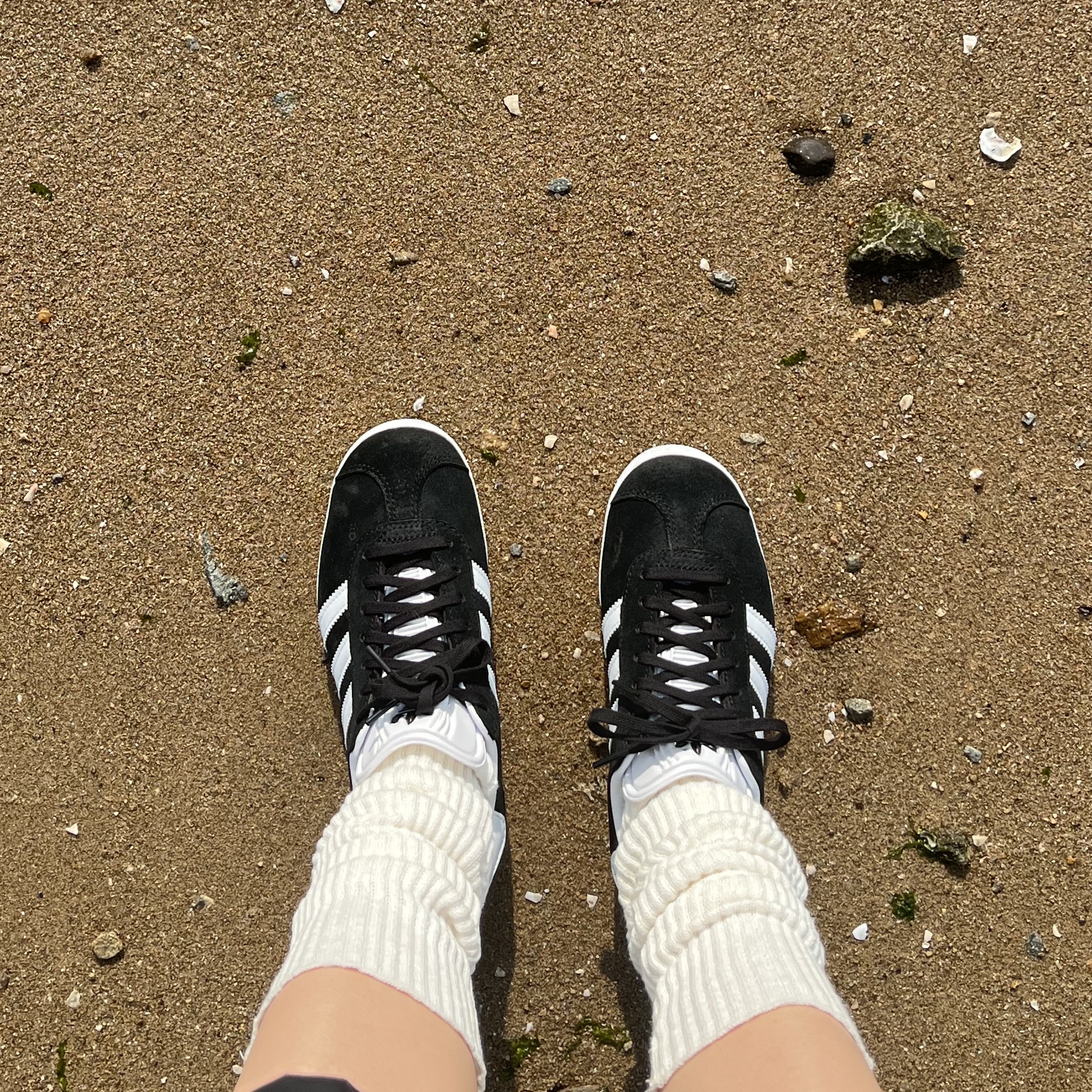 Adidas Gazelle Core Black White 착용 스타일 - 2