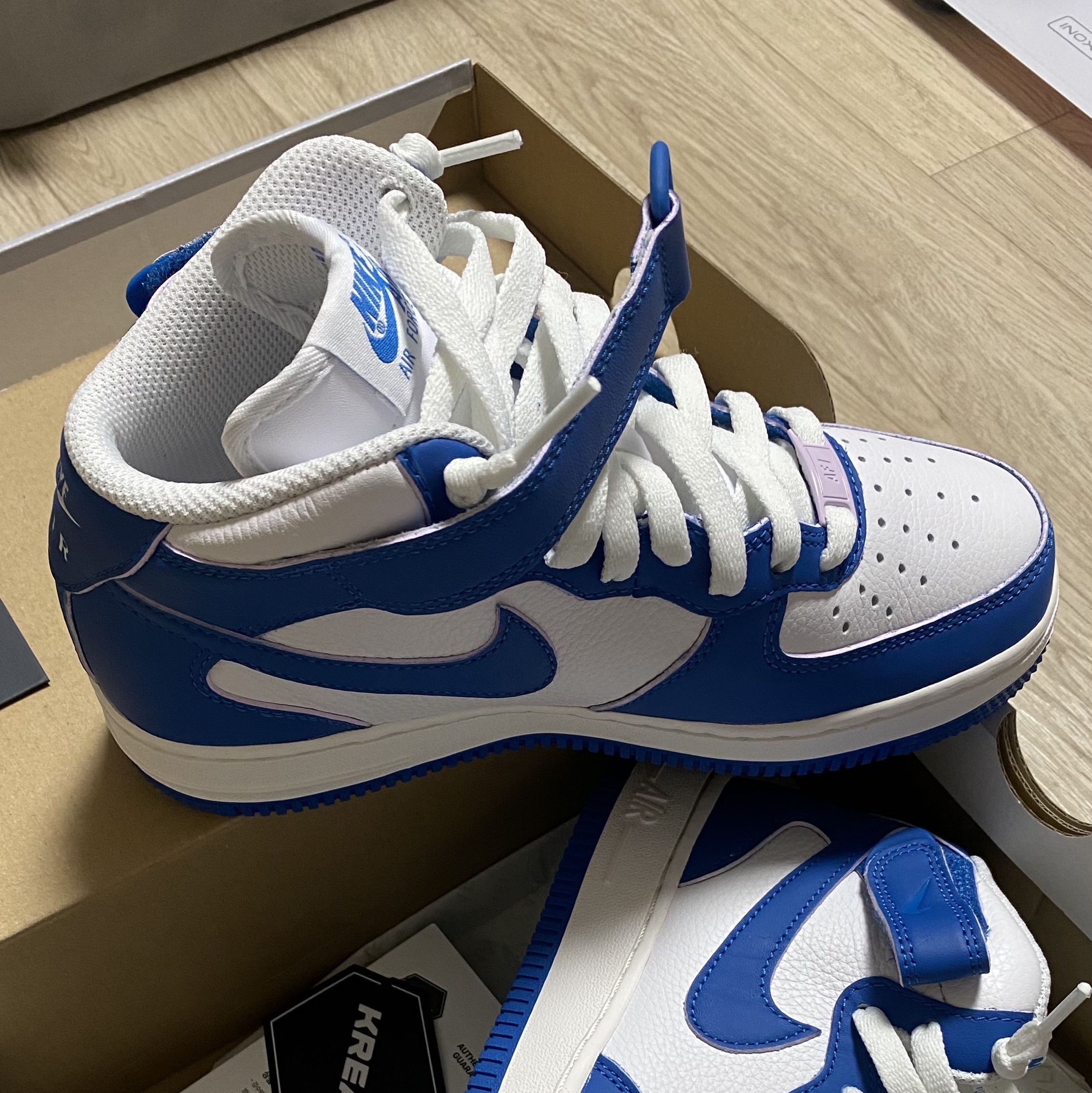 (W) Nike Air Force 1 Mid '07 Military Blue and Doll 착용 스타일 - 2