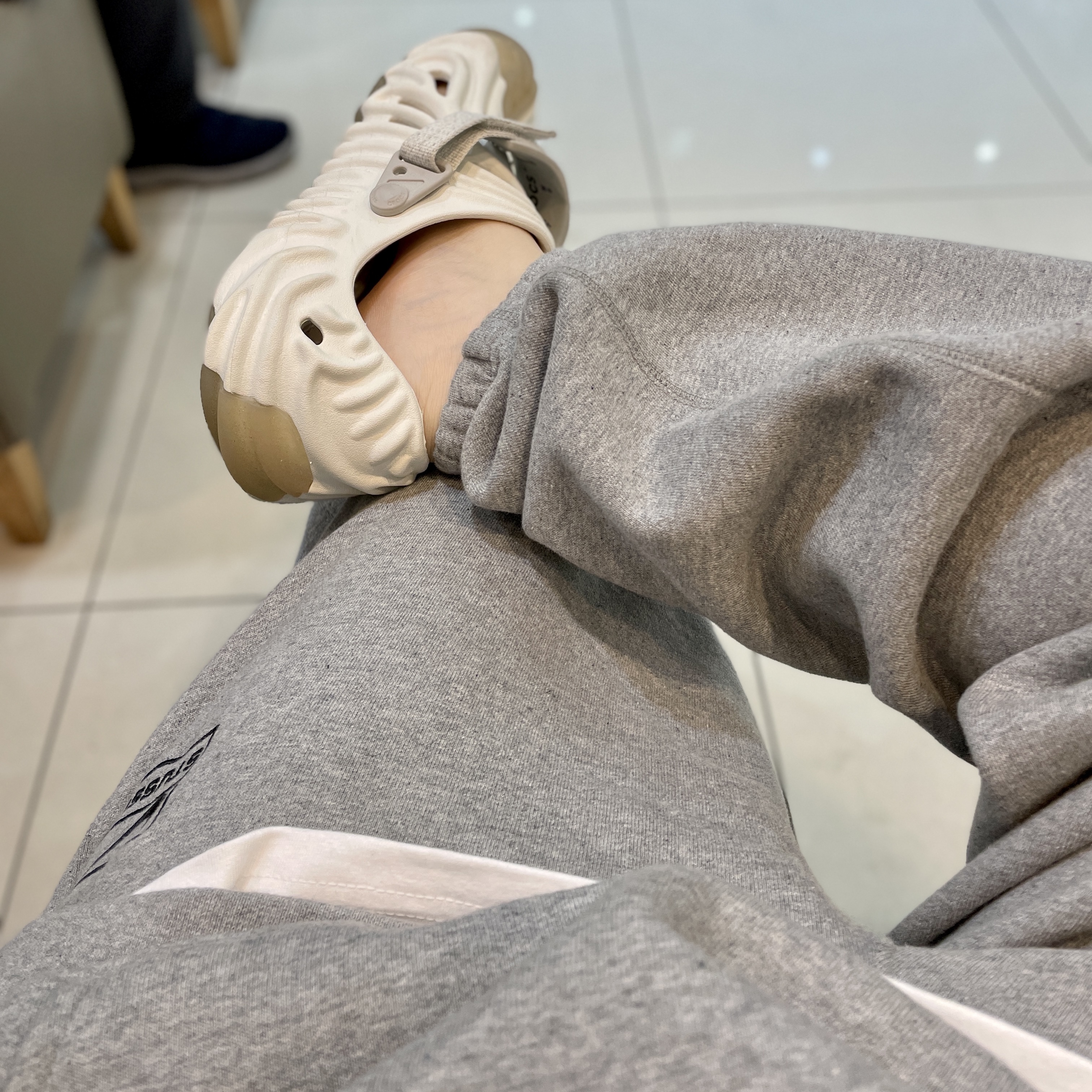 Crocs x Salehe Bembury Pollex Clog Stratus, Nike x Stussy NRG RA Fleece Pants Dark Grey Heather (DJ9490-063) 착용 스타일