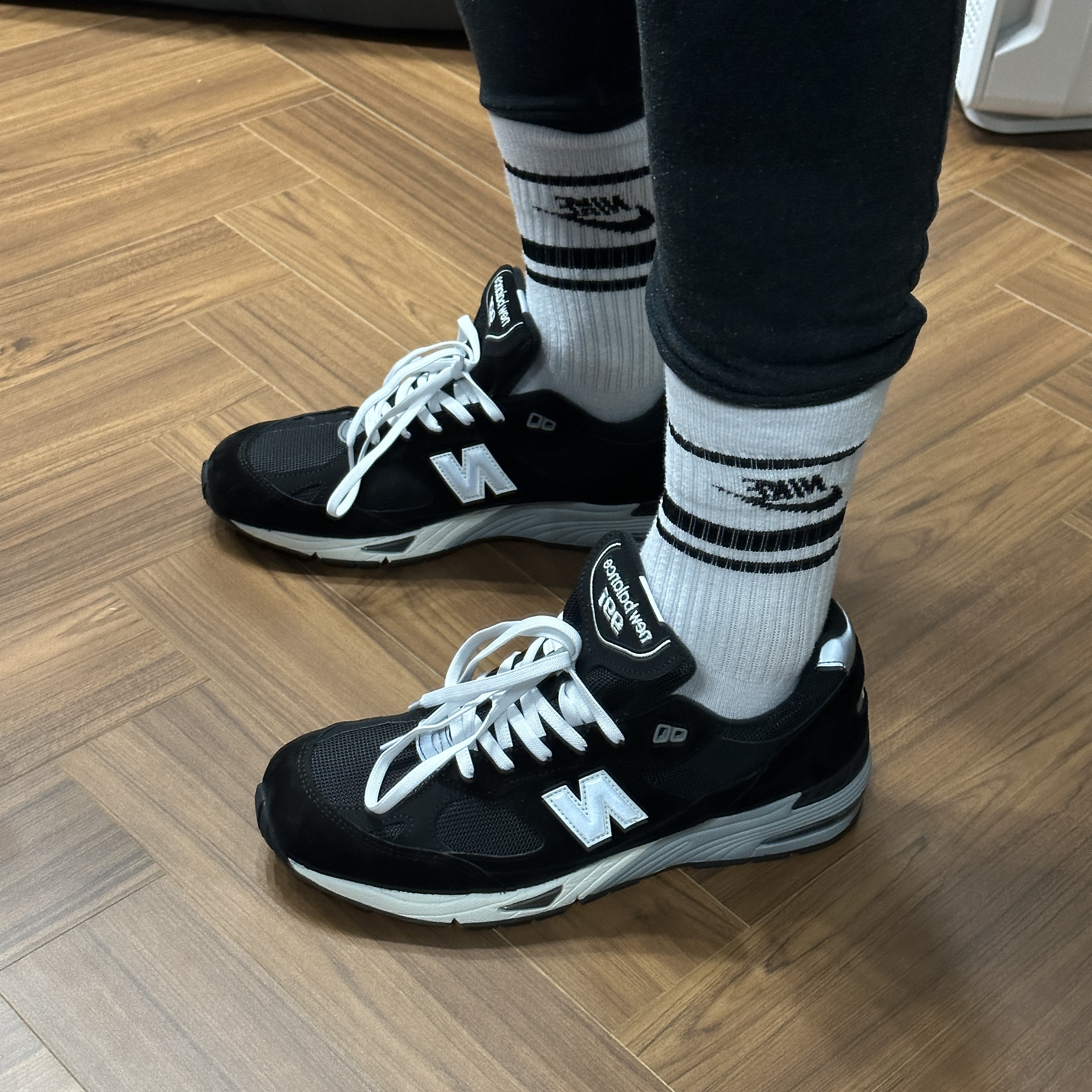 New Balance 991 Made in UK Black Silver, New Balance 990v5 Made in USA Grey - D Standard 착용 스타일 - 1