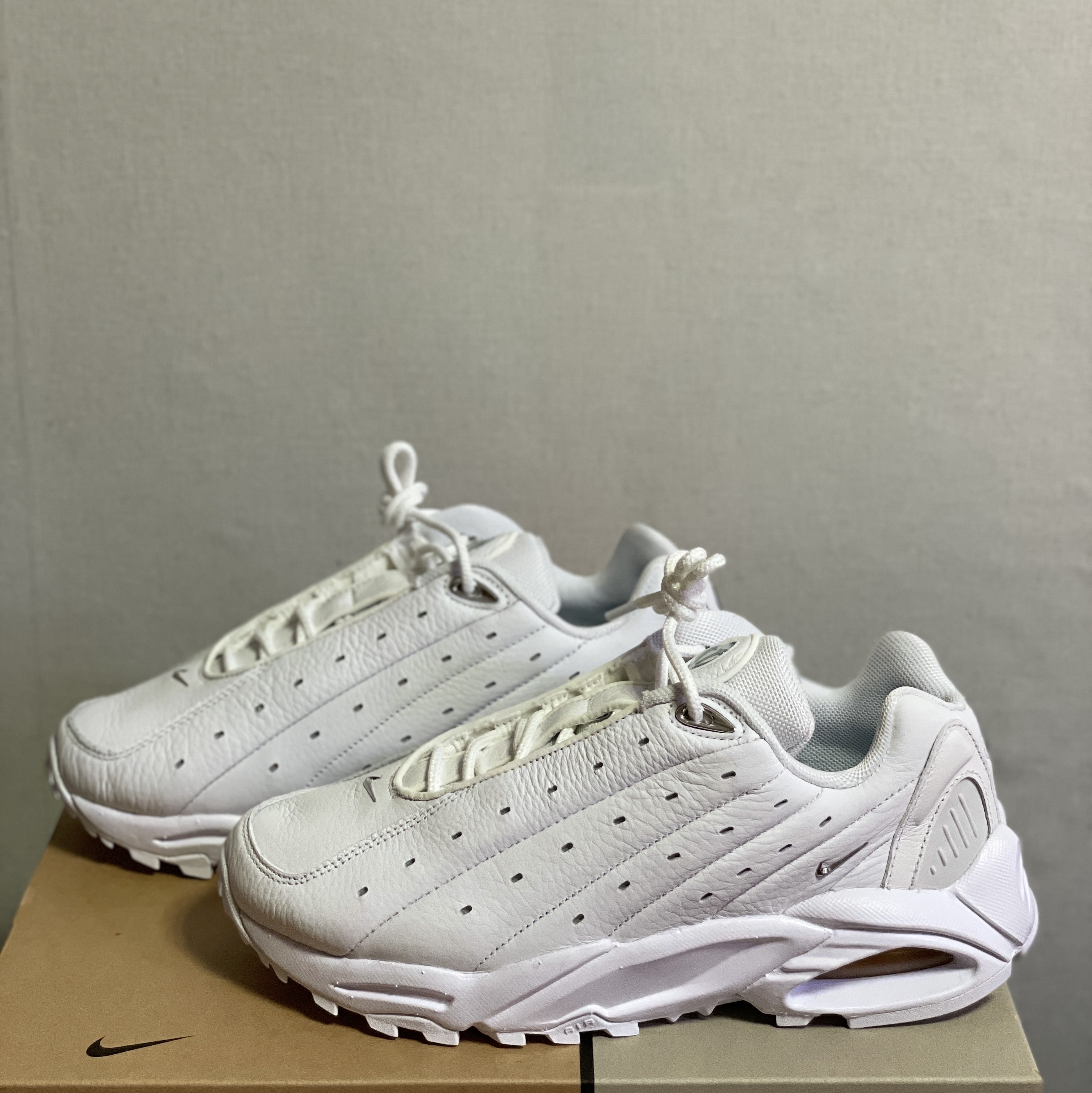 Nike x Drake Nocta Hot Step Air Terra Triple White 착용 스타일 - 2