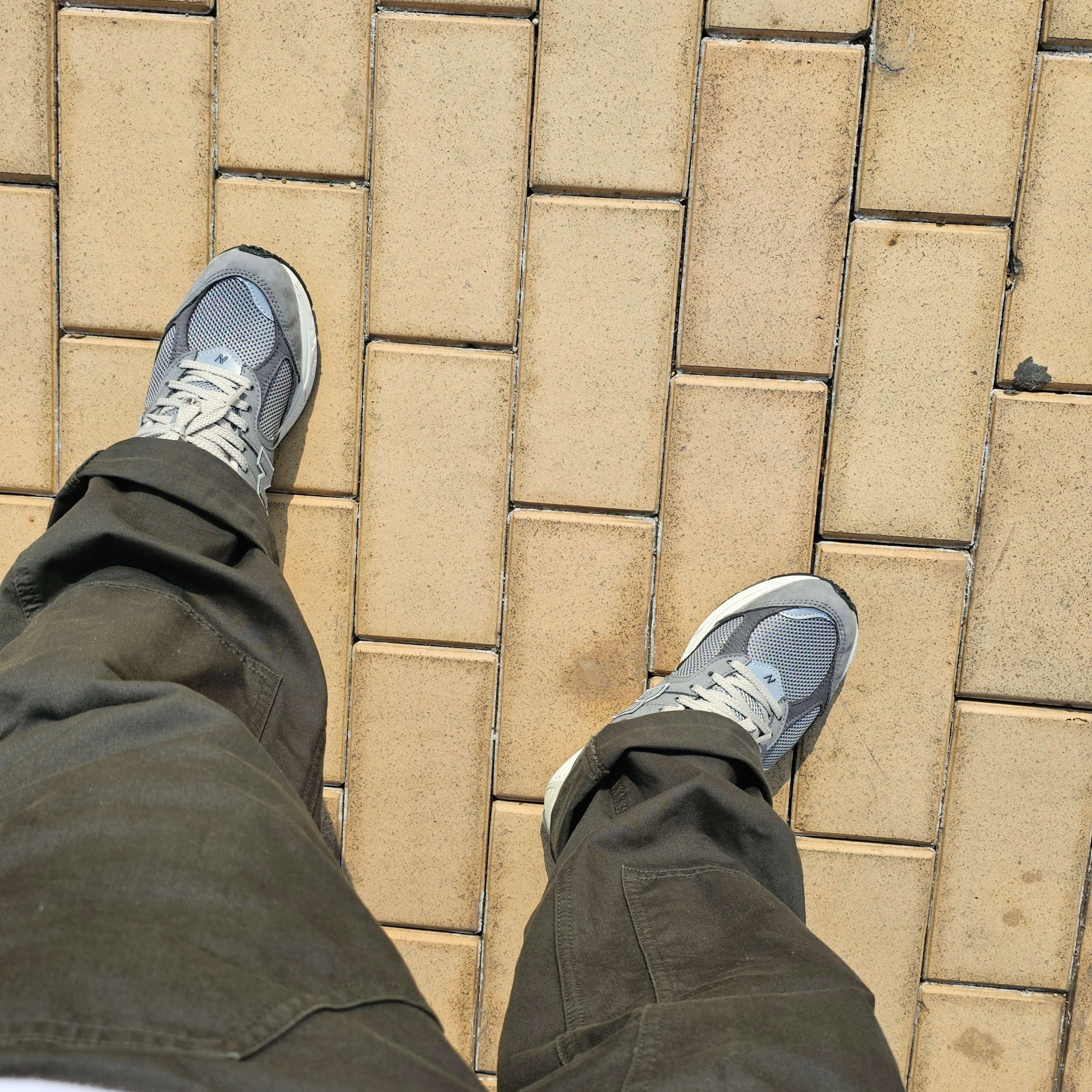 New Balance 2002R Premium Vintage Grey 착용 스타일