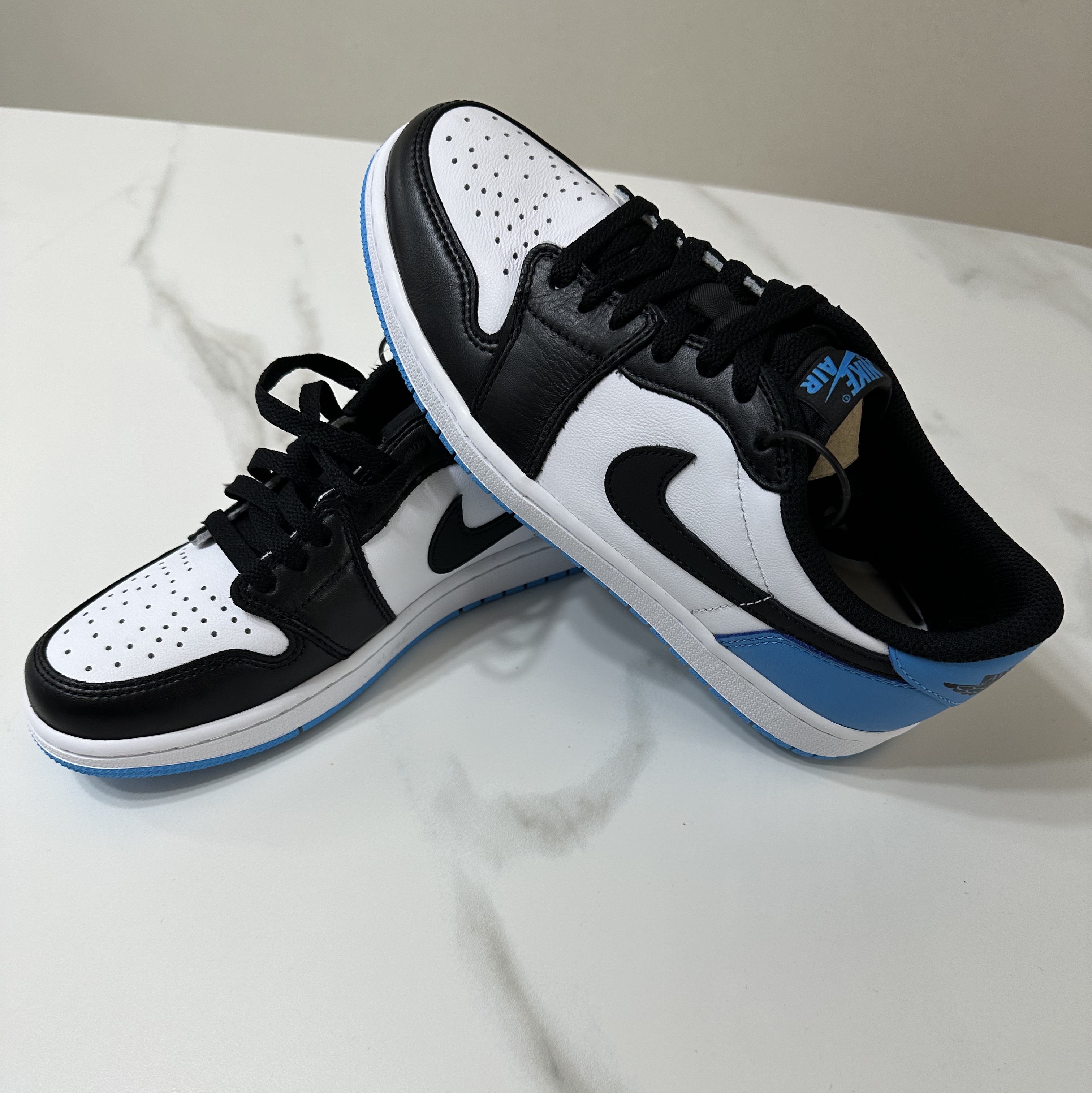 Jordan 1 Retro Low OG Black and Dark Powder Blue, Nike x Stussy Windrunner Jacket Habanero Red 착용 스타일 - 2