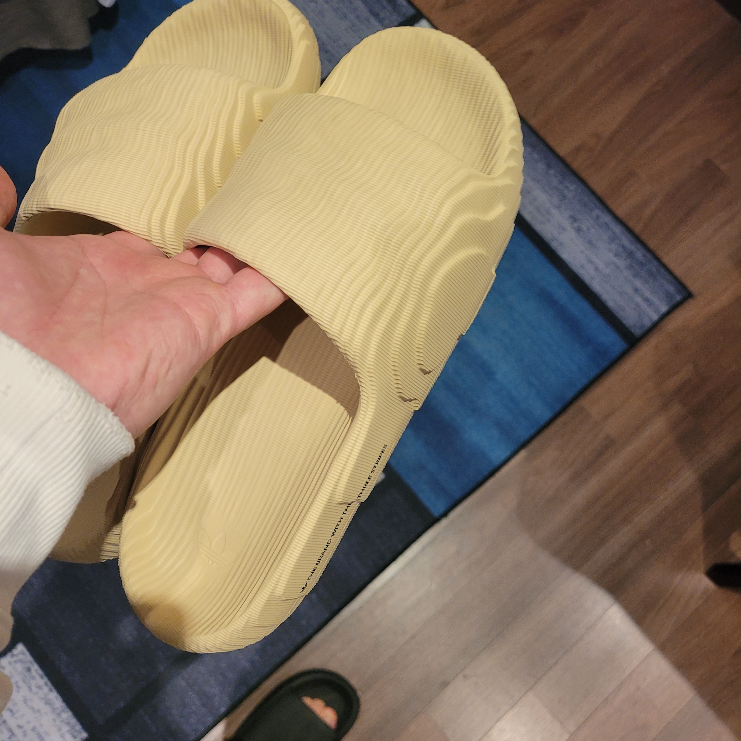 Adidas Adilette 22 Desert Sand 착용 스타일