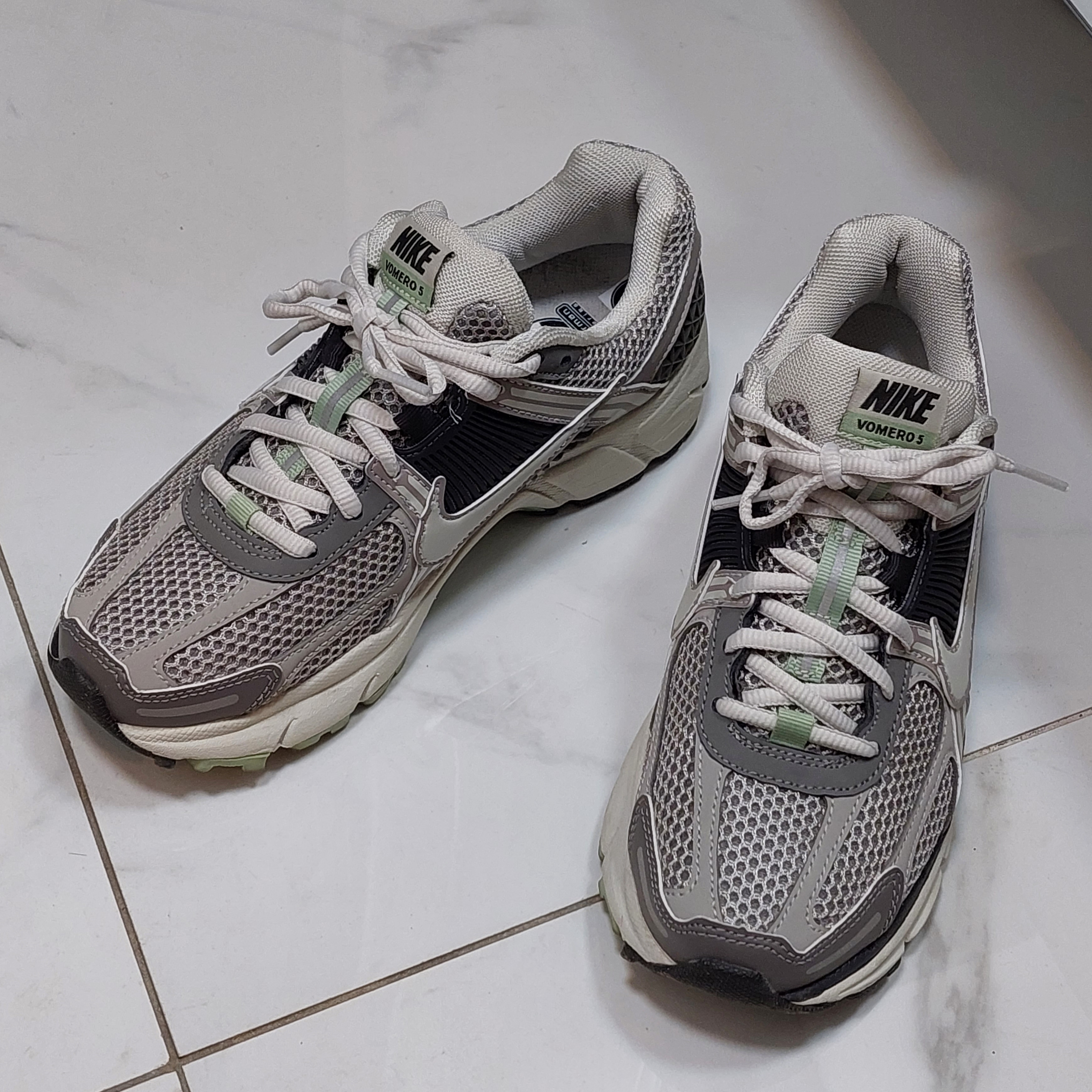 (W) Nike Zoom Vomero 5 Cobblestone and Flat Pewter 착용 스타일