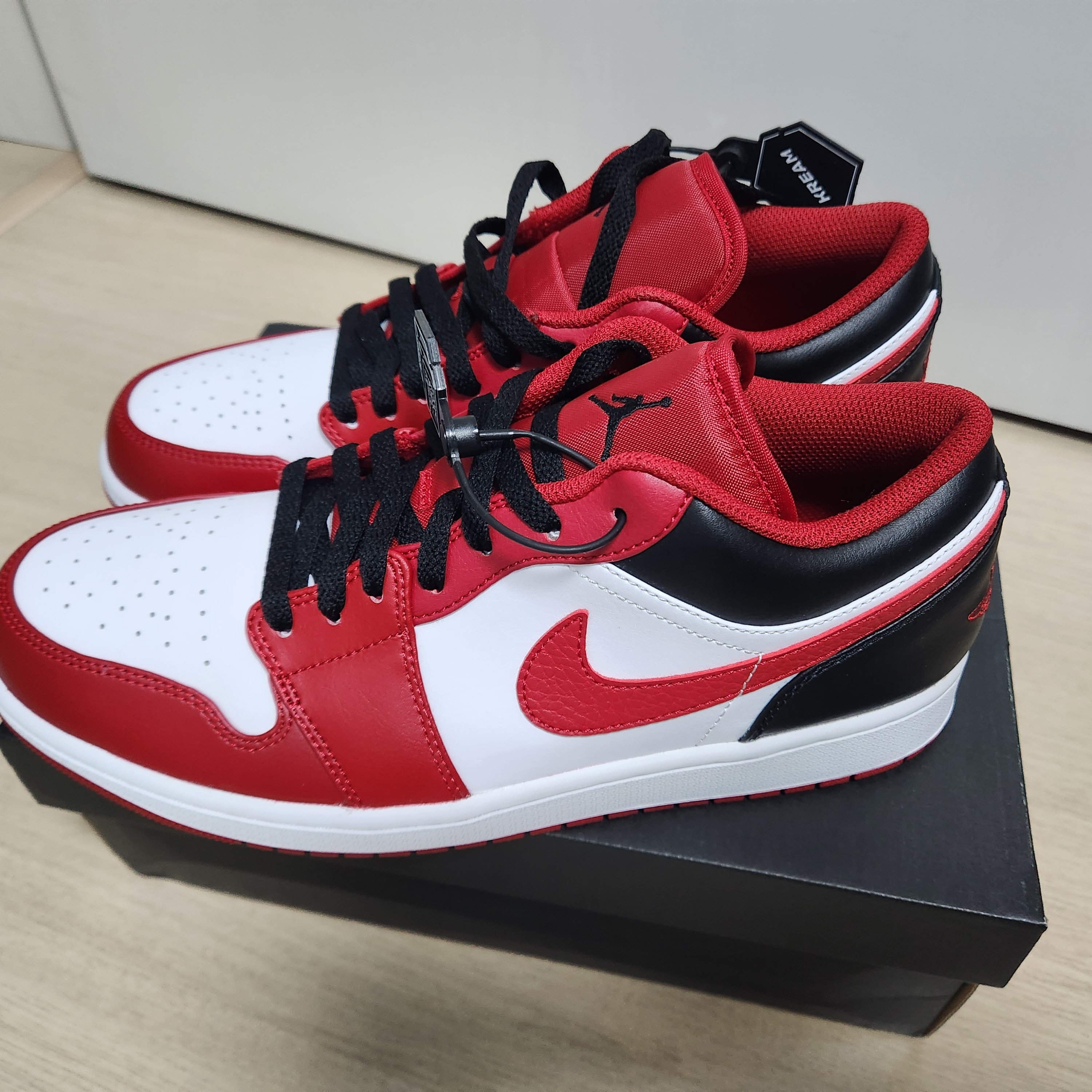 Jordan 1 Low White Gym Red Black 착용 스타일 - 3