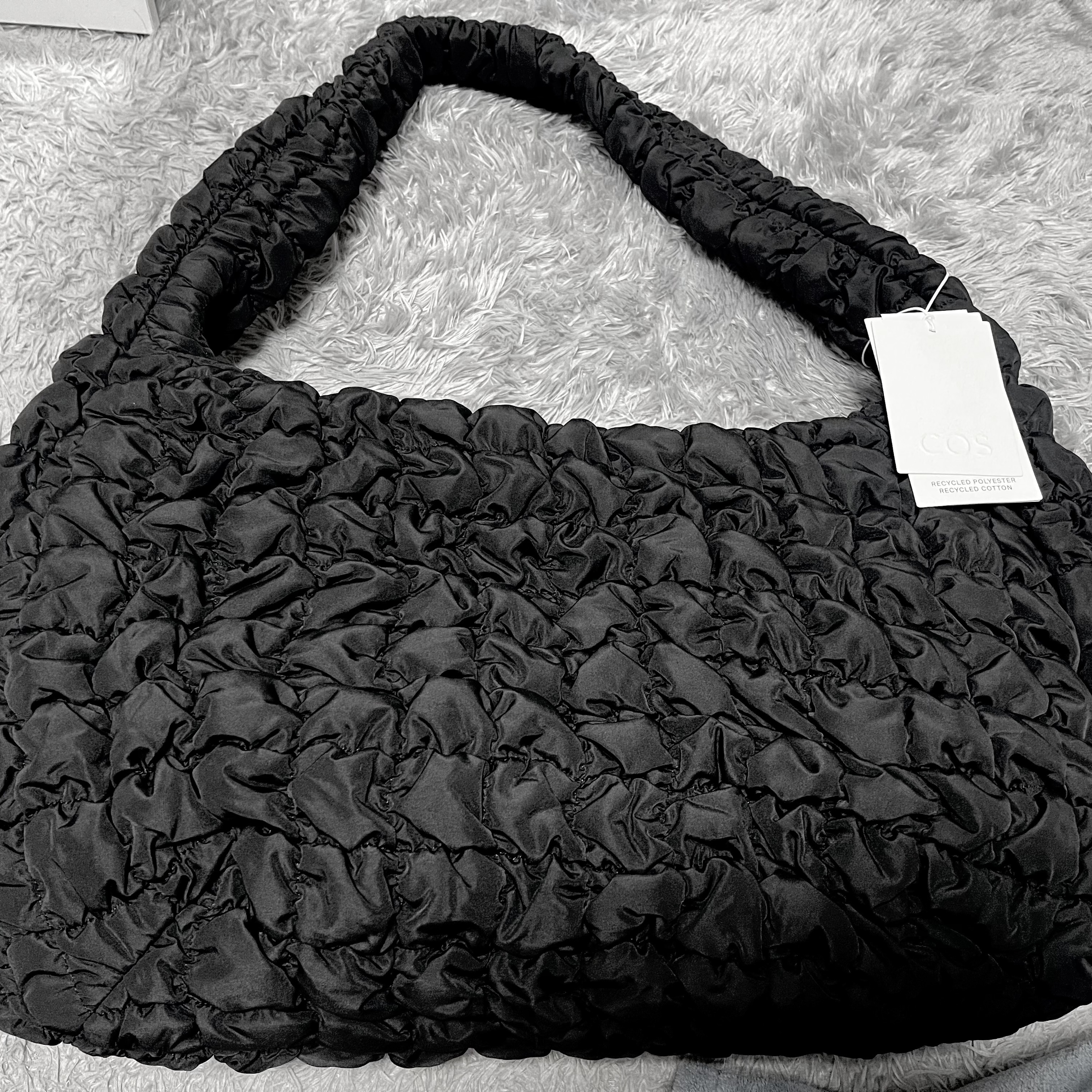 COS Quilted Oversized Shoulder Bag Black 착용 스타일 - 2