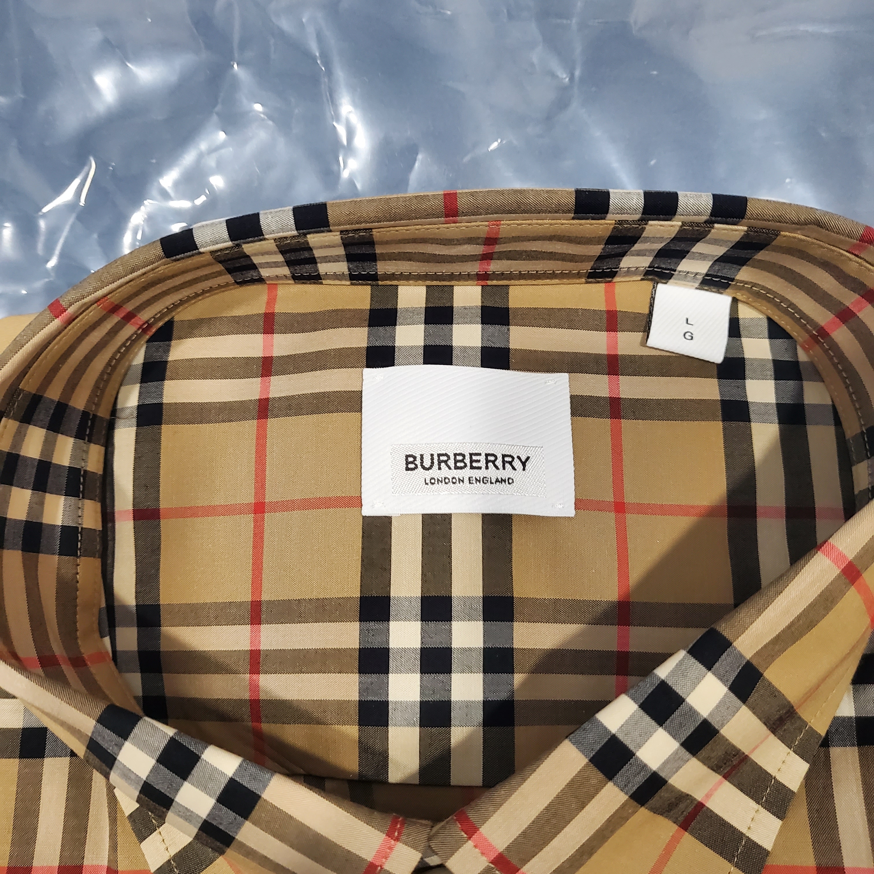 Burberry Small Scale Check Stretch Cotton Shirt Archive Beige 착용 스타일 - 3