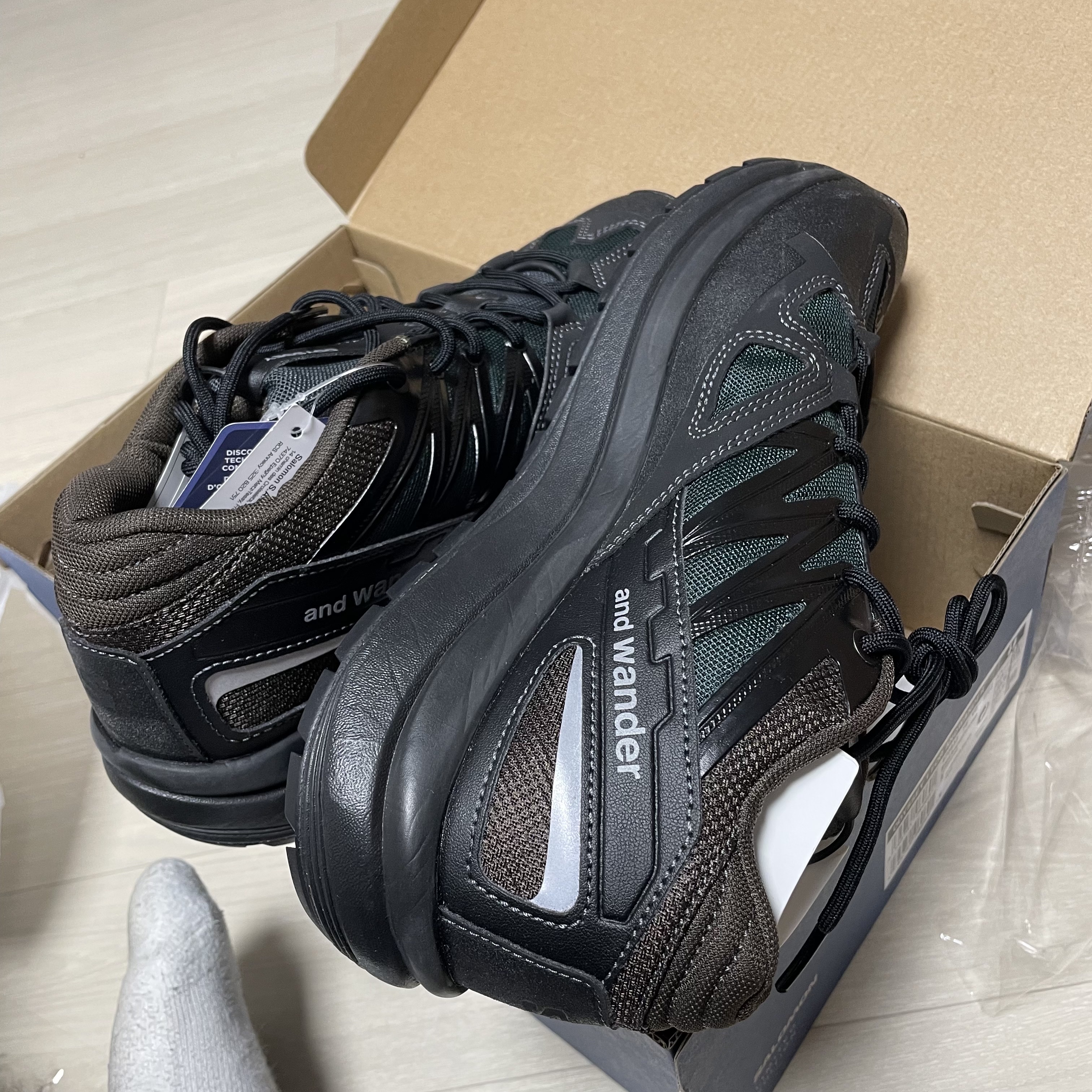 Salomon x And Wander Odyssey 1 Black Scarab 착용 스타일 - 2