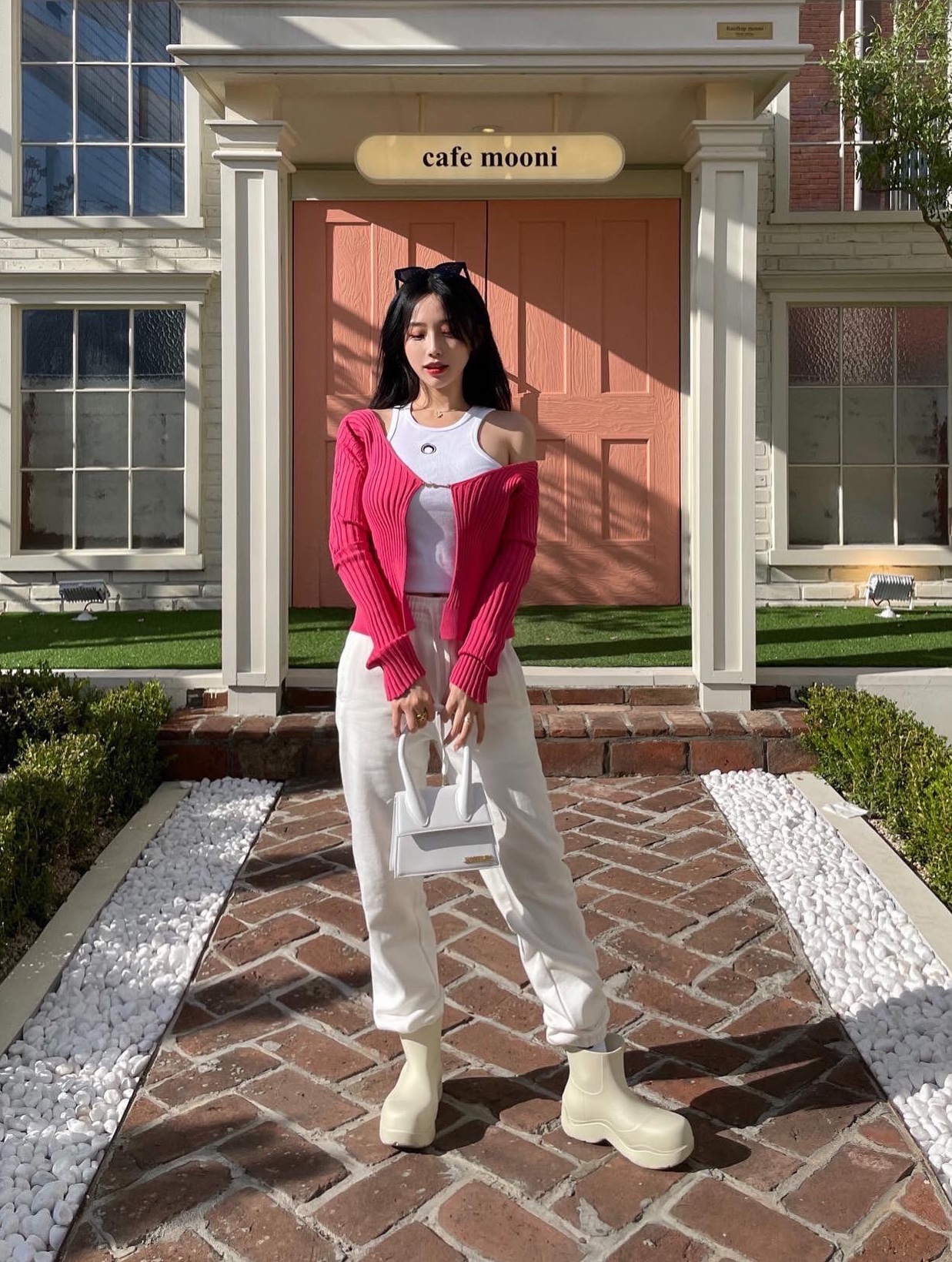 (W) Jacquemus La Maille Pralu Micro Charm Logo Cardigan Pink, Jacquemus Le Grand Chiquito Large Leather Handbag White ์ฐฉ์ฉ ์คํ์ผ - 1