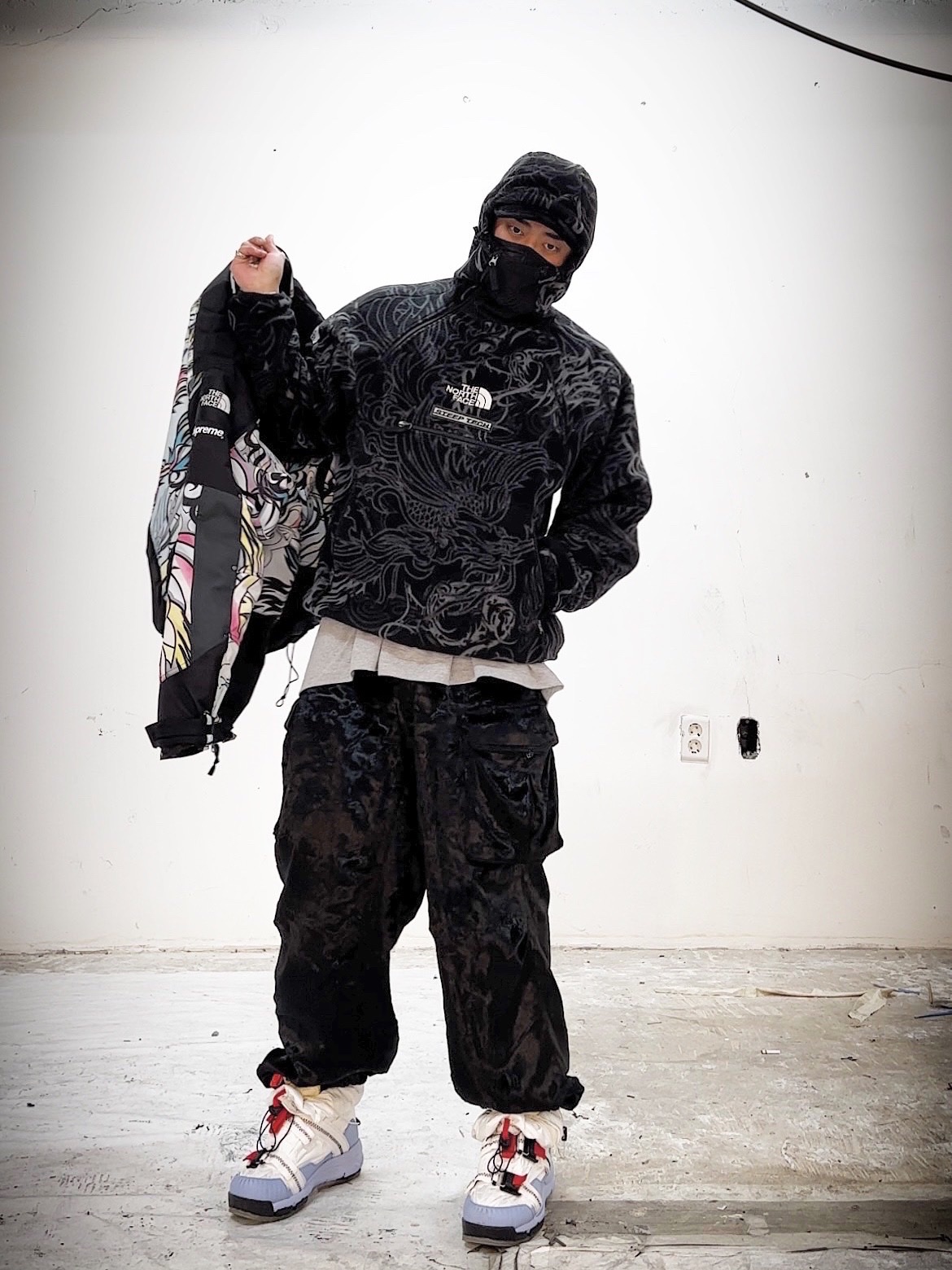 Supreme x The North Face Steep Tech Fleece Pullover Black Dragon - 22FW, Supreme Don’t Fuck Around T-Shirt Heather Grey - 22FW 착용 스타일 - 2